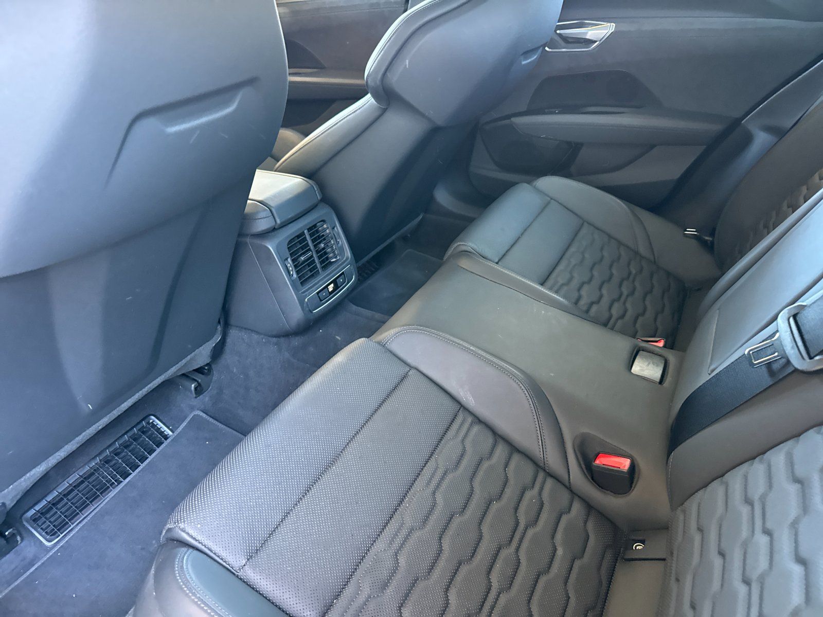 2022 Audi e-tron GT Premium Plus — full photo 11 of 27
