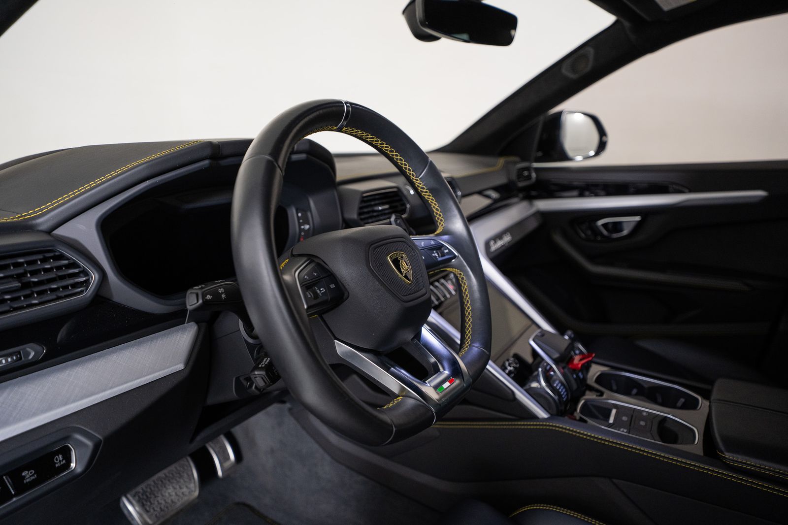 2020 Lamborghini Urus — foto completa 19 de 53
