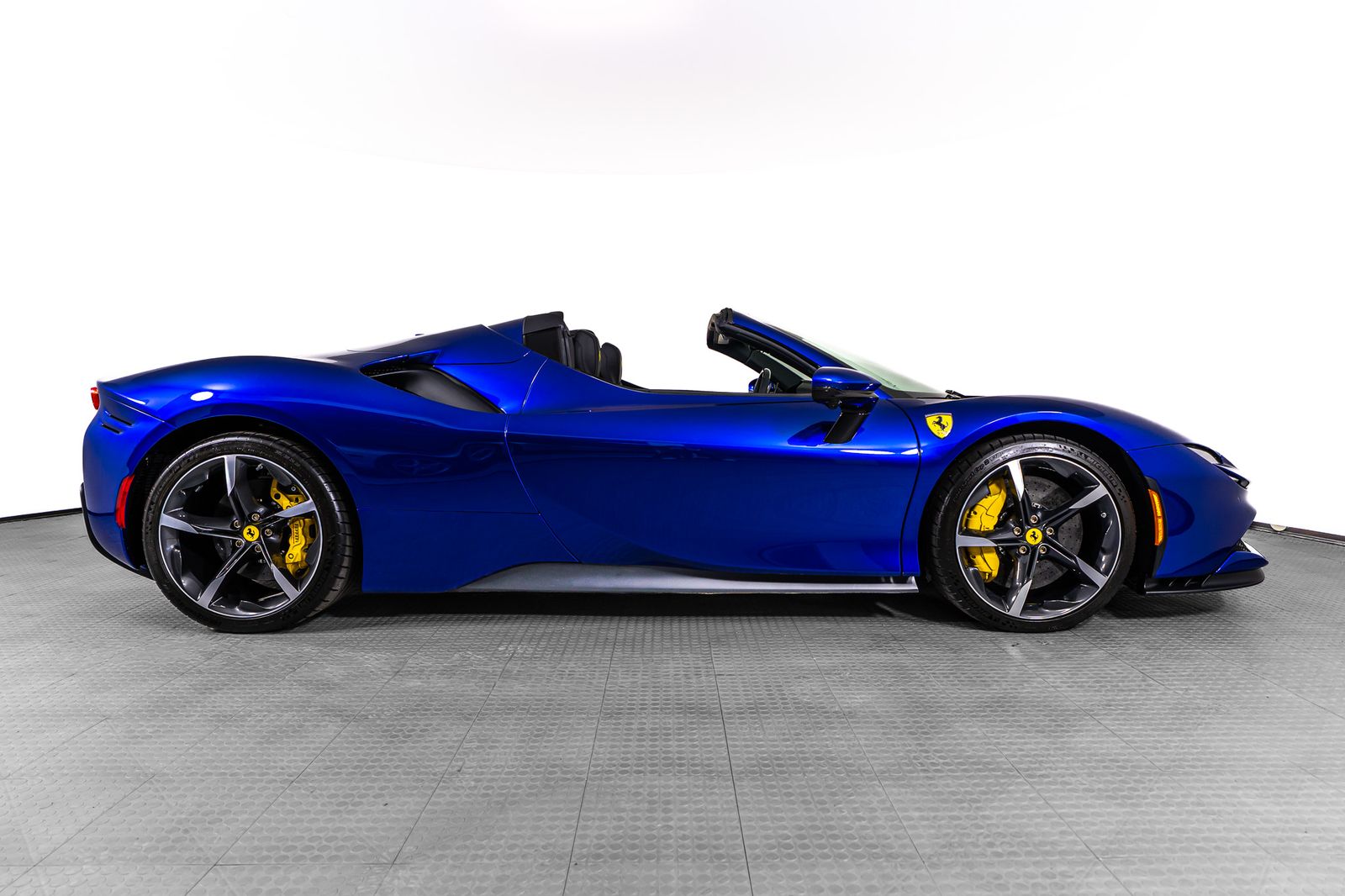 2025 Ferrari SF90 Spider — full photo 7 of 67