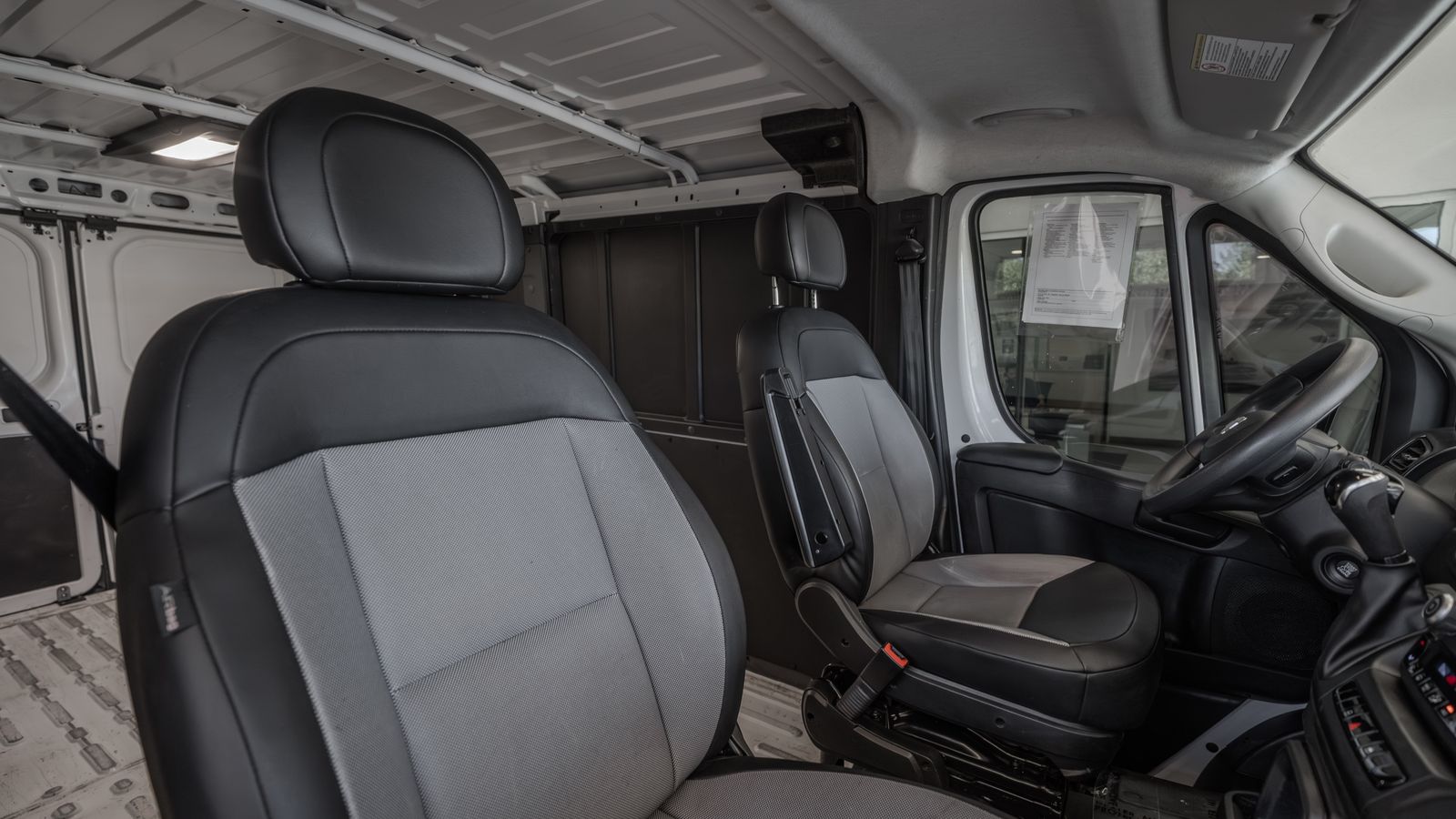 2025 Ram ProMaster 2500 Base — foto completa 31 de 33