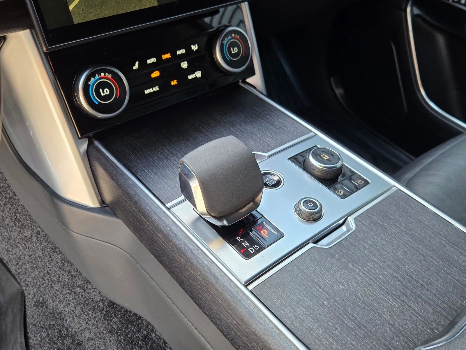 2023 Land Rover Range Rover SE — full photo 22 of 45