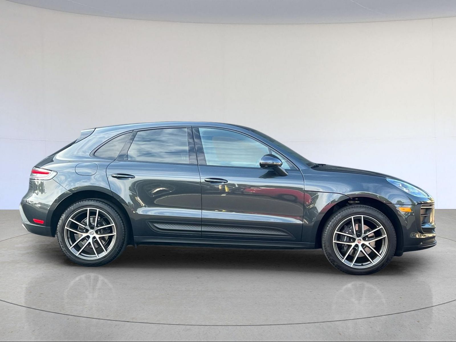 2025 Porsche Macan Base — full photo 10 of 29
