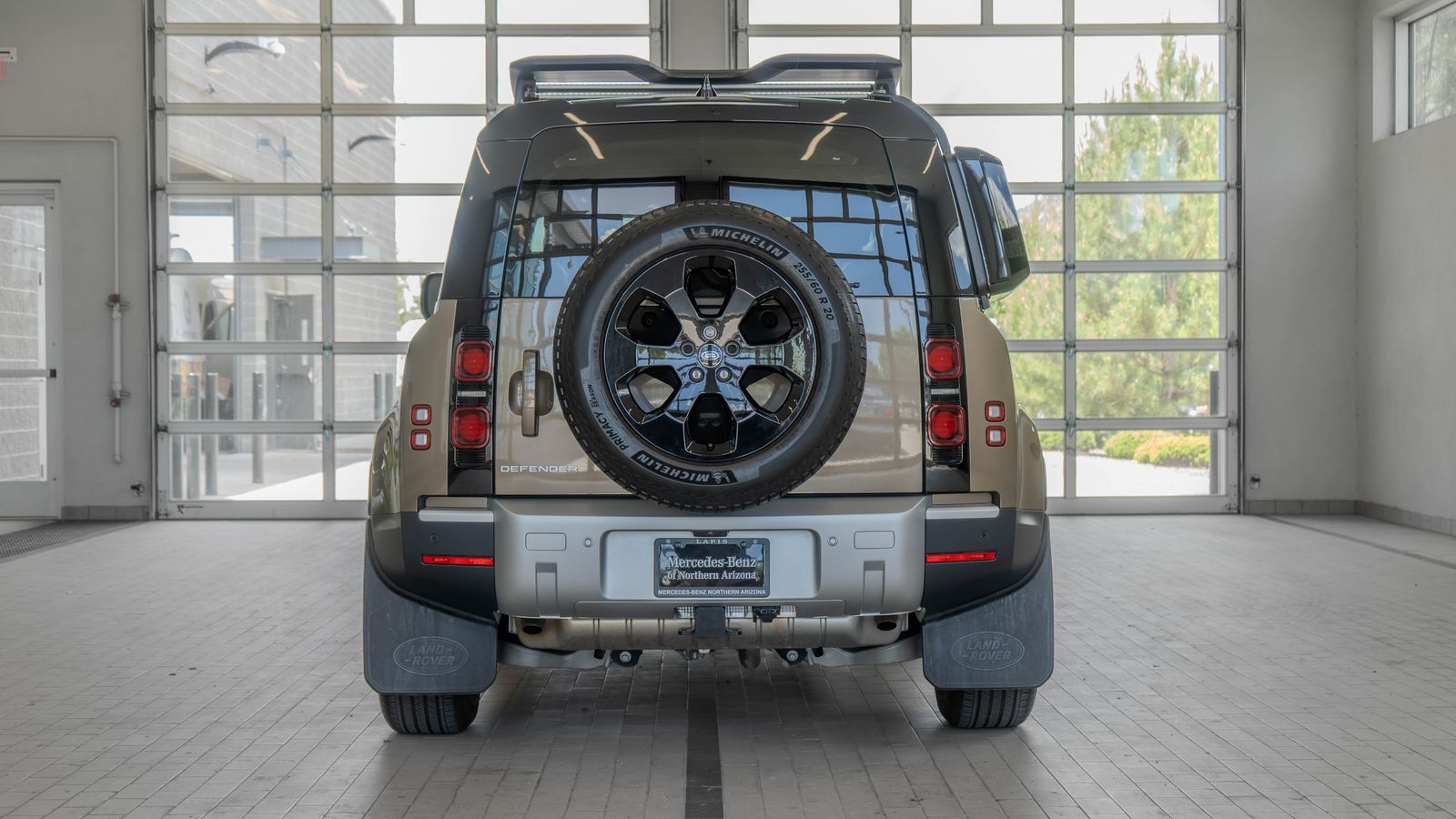 2025 Land Rover Defender 90 S — foto completa 14 de 33