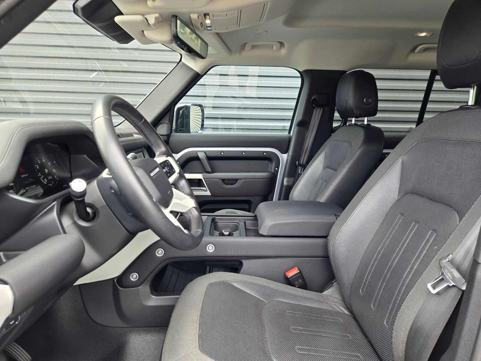 2020 Land Rover Defender 110 SE — full photo 26 of 45