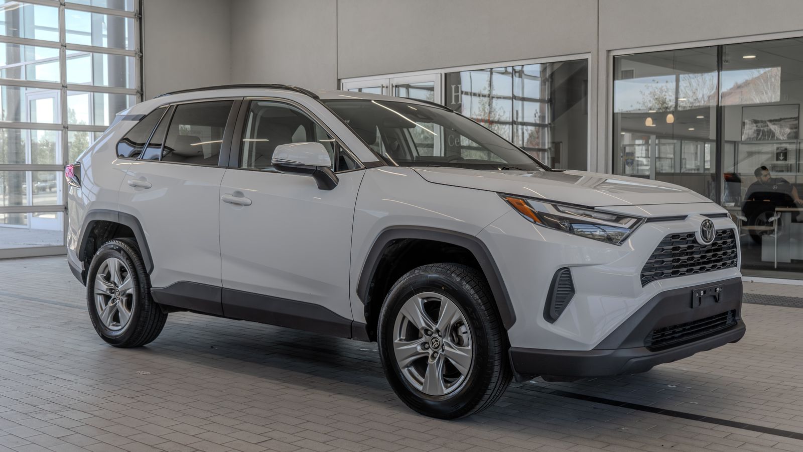 2024 Toyota RAV4 XLE — foto completa 12 de 34