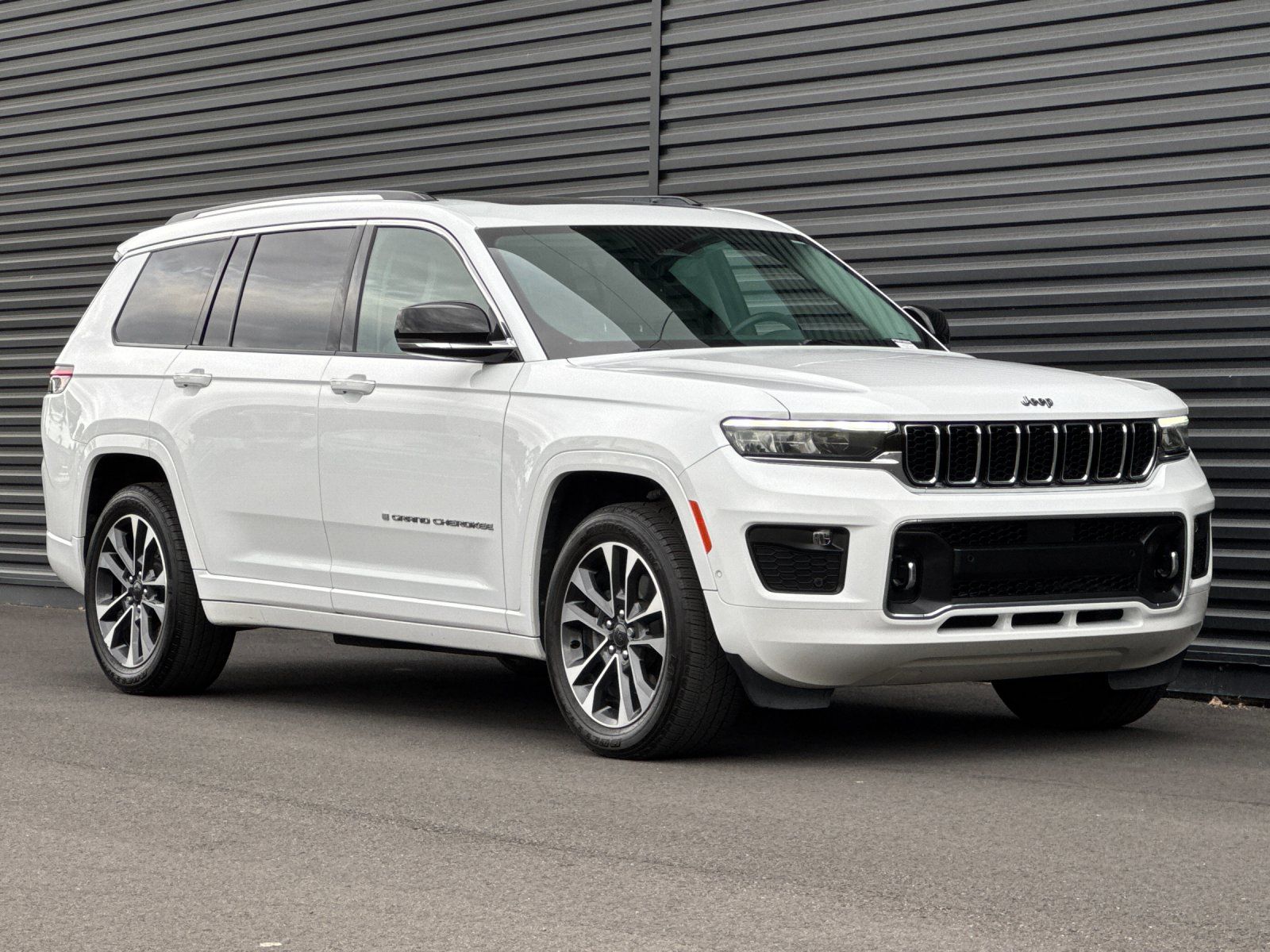 2021 Jeep Grand Cherokee L Overland — full photo 10 of 30