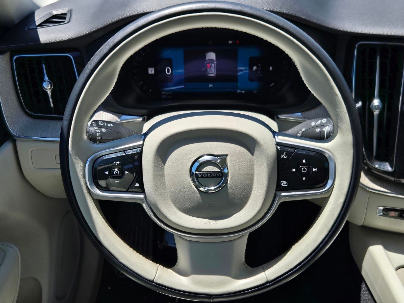2023 Volvo XC60 B5 Ultimate Dark Theme — foto completa 14 de 45