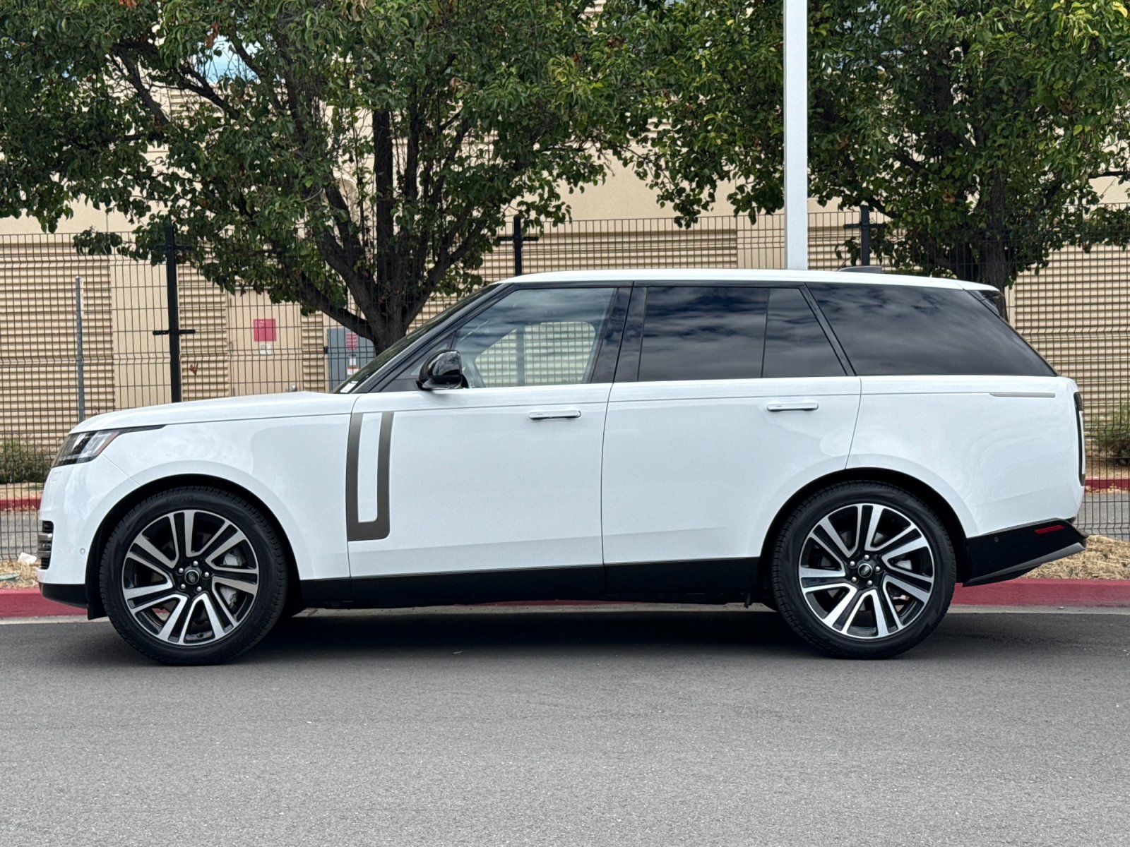2023 Land Rover Range Rover SE — foto completa 3 de 30