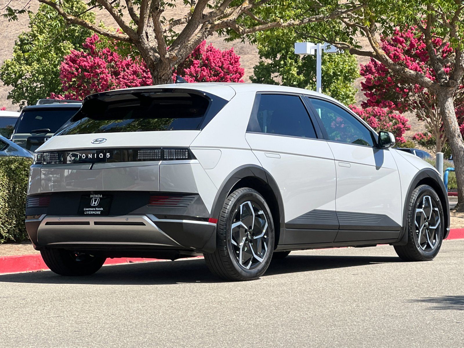 2024 Hyundai IONIQ 5 SE — full photo 6 of 29
