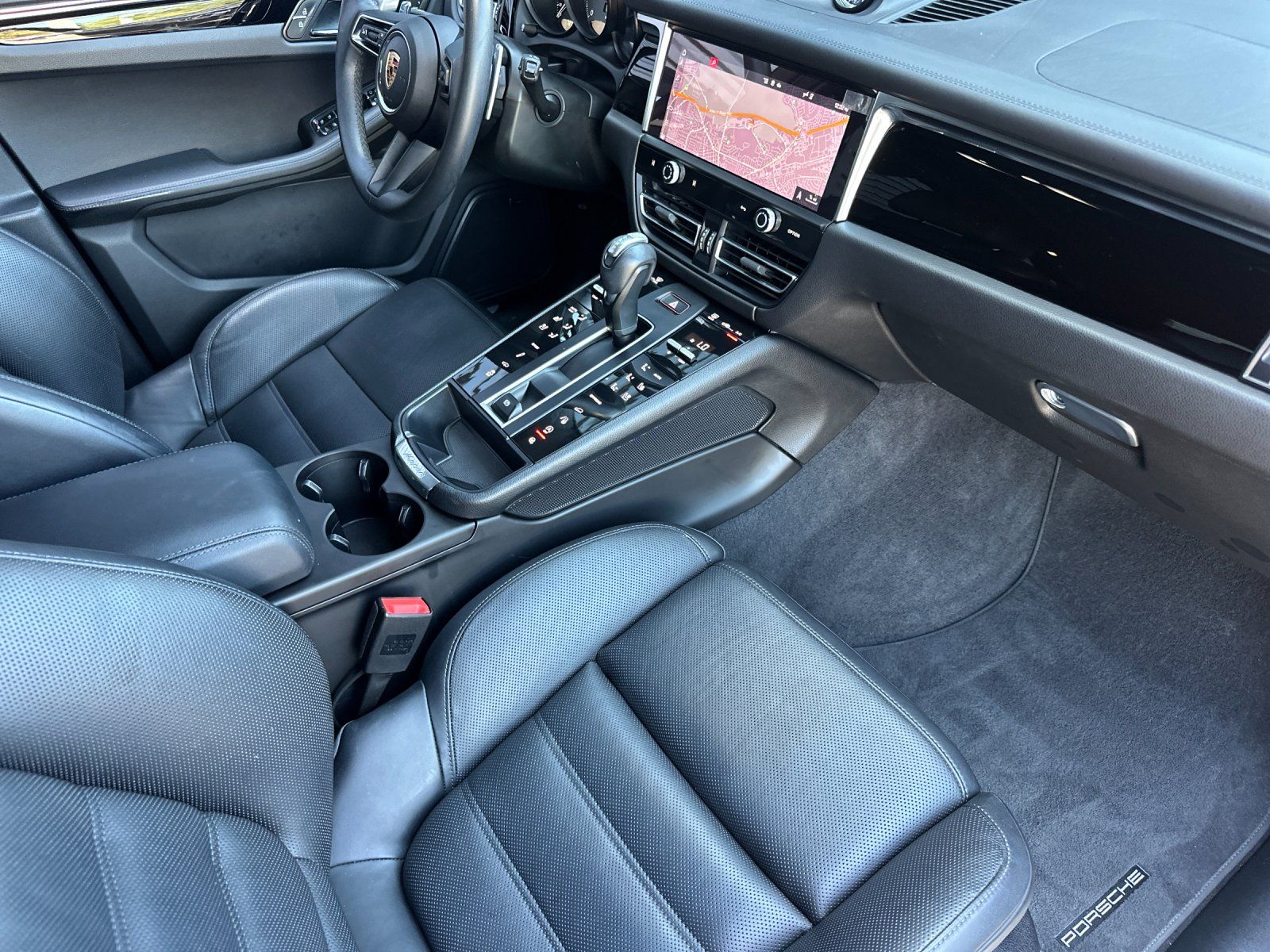 2024 Porsche Macan S — full photo 16 of 27
