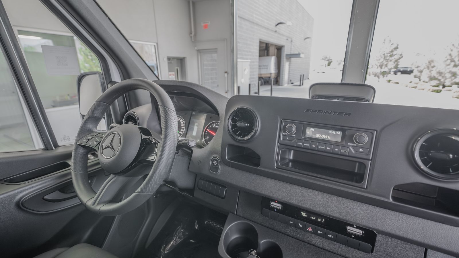 2025 Mercedes-Benz Sprinter 2500 Cargo 144 WB — foto completa 19 de 35