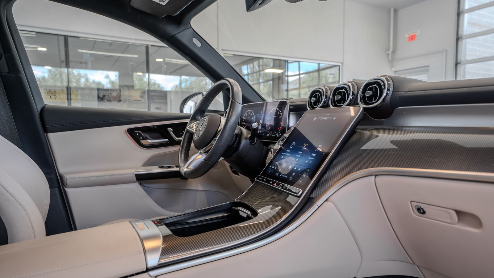2024 Mercedes-Benz GLC GLC 300 — full photo 18 of 33