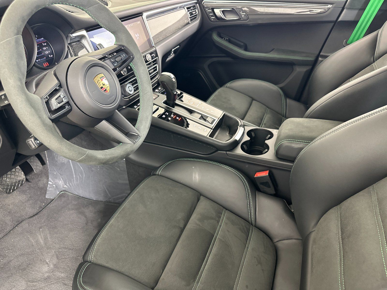 2026 Porsche Macan GTS — full photo 4 of 27