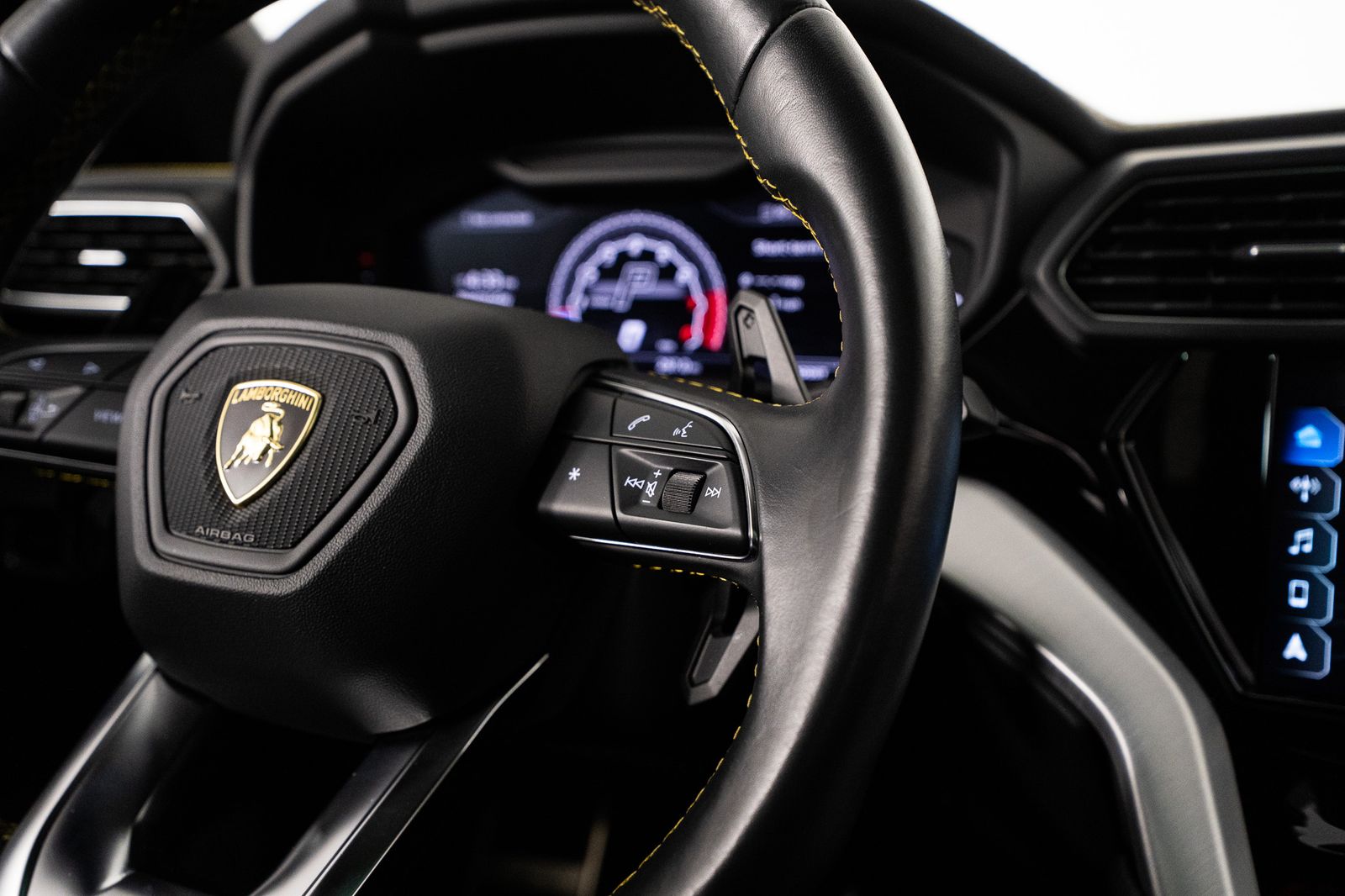 2020 Lamborghini Urus — foto completa 35 de 53