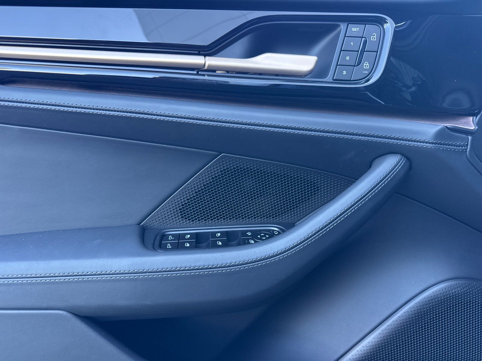 2025 Porsche Panamera 4 — full photo 13 of 29