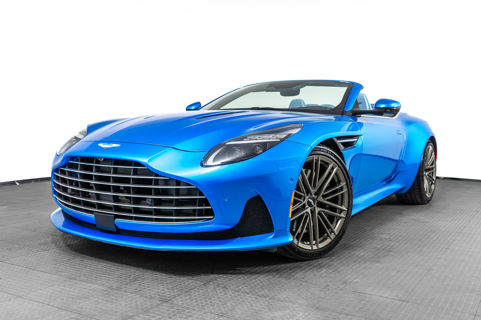 2024 Aston Martin DB12 Volante — foto completa 1 de 55