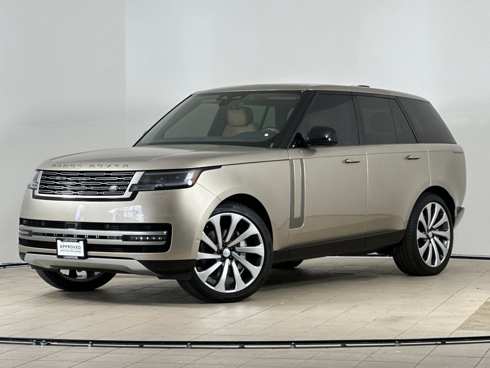 2025 Land Rover Range Rover SE — full photo 1 of 29