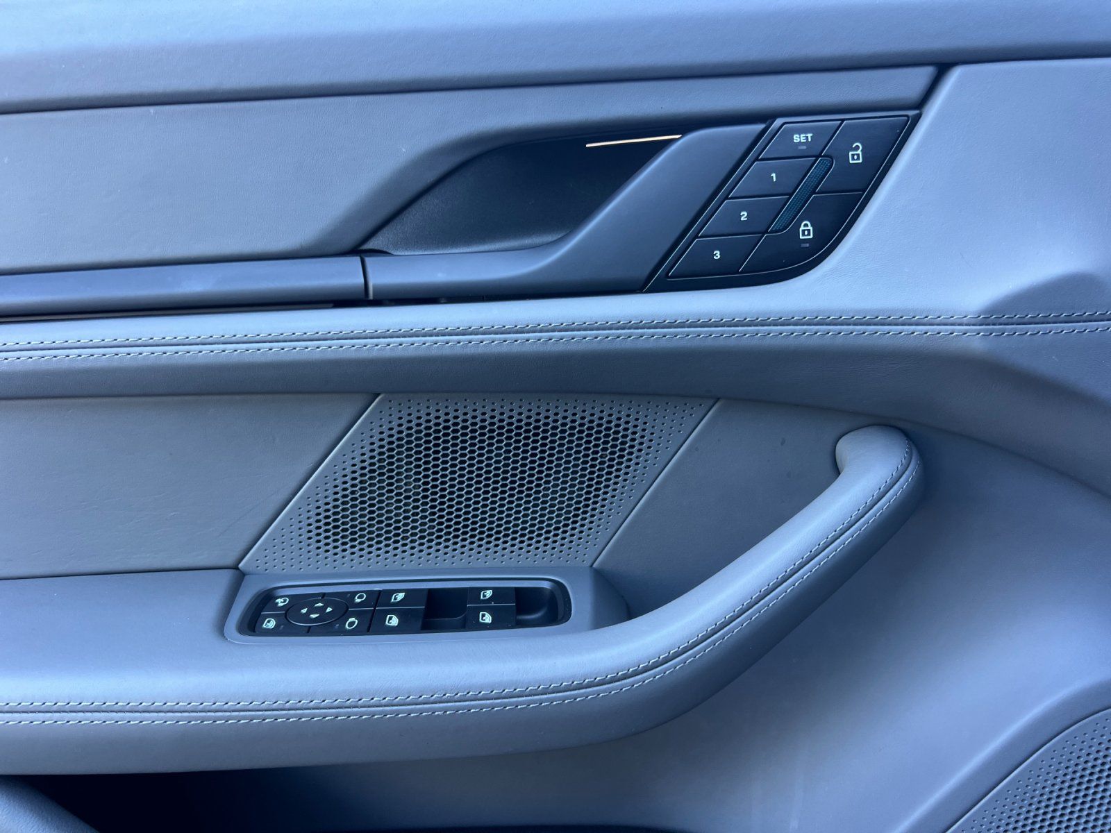 2024 Porsche Taycan 4S — full photo 13 of 29