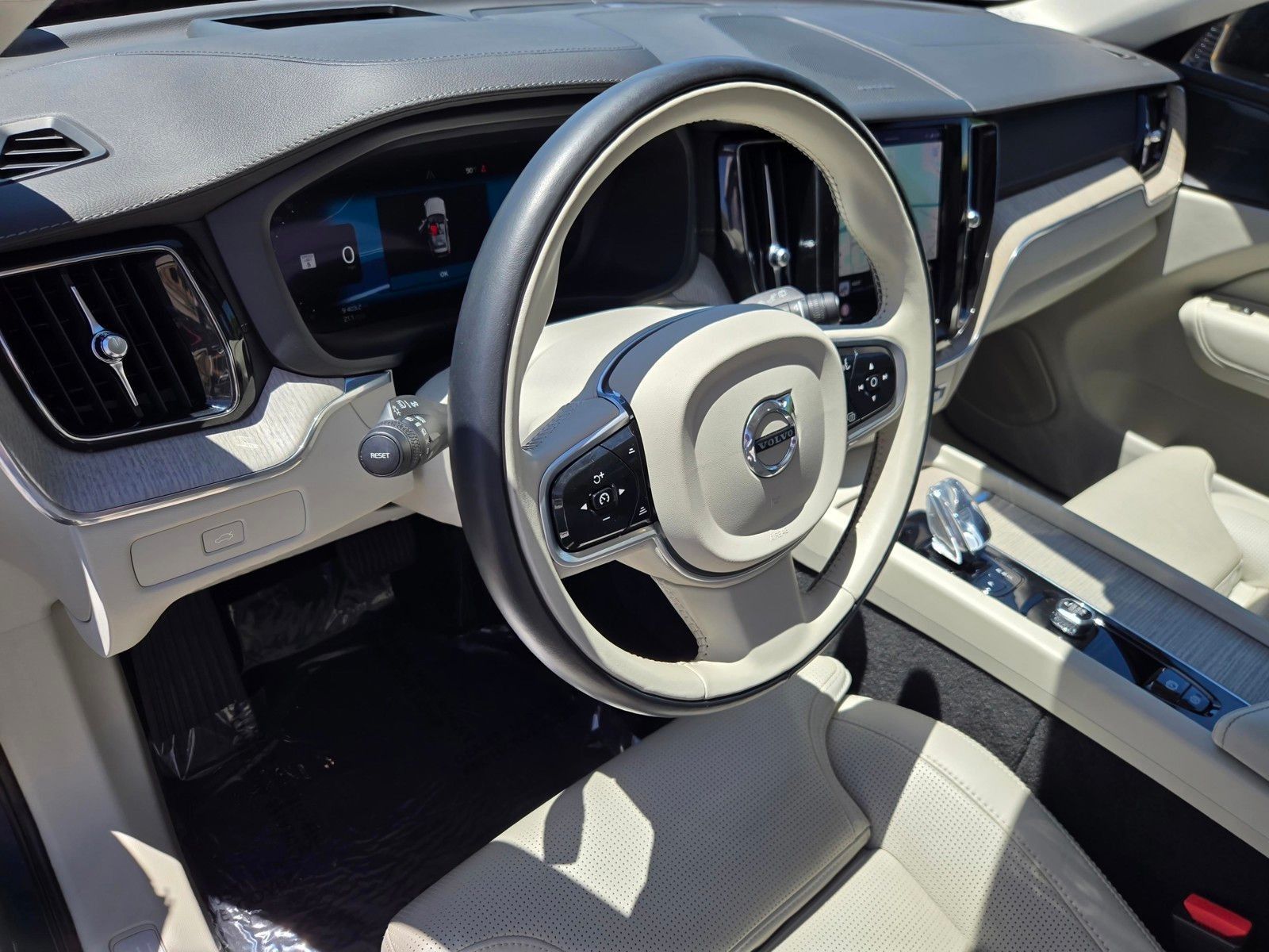 2023 Volvo XC60 B5 Ultimate Dark Theme — foto completa 19 de 45