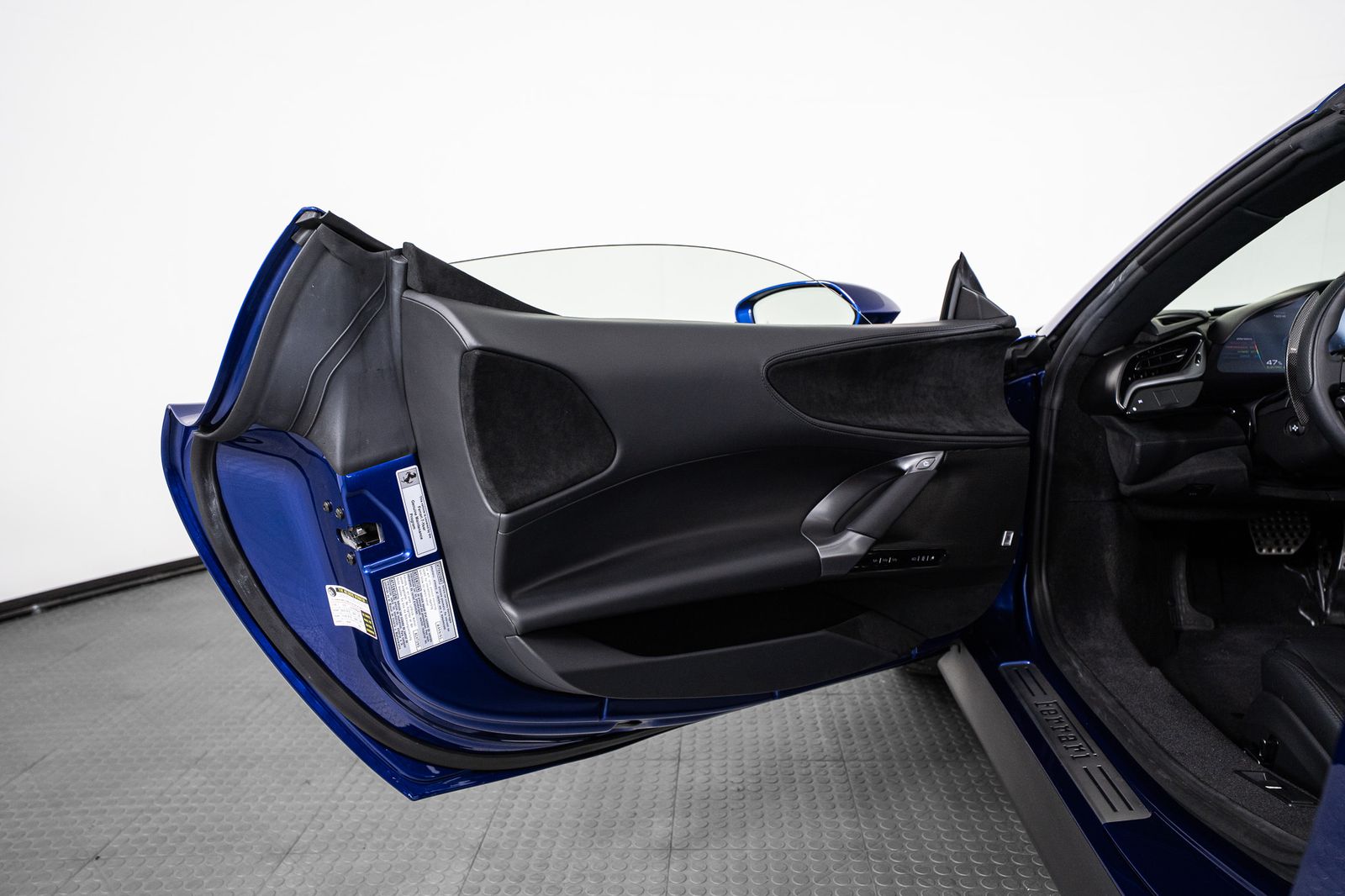 2025 Ferrari SF90 Spider — full photo 18 of 67