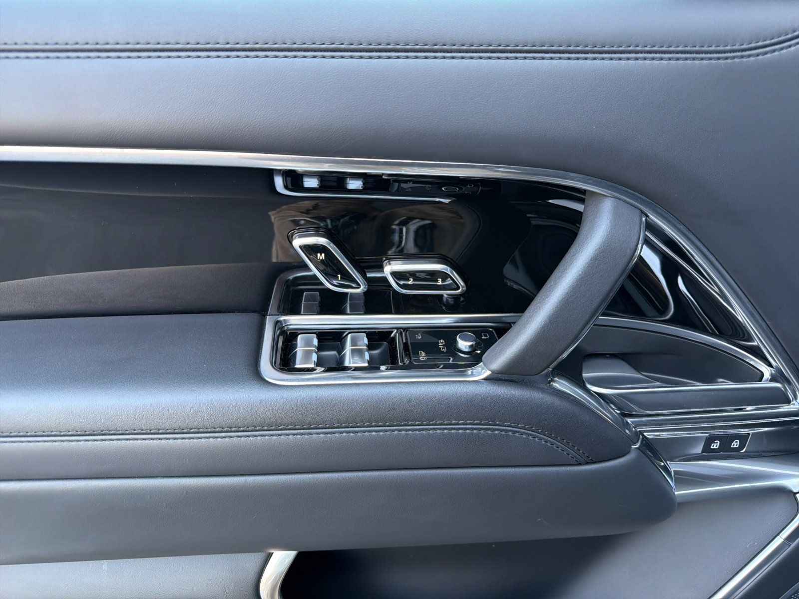 2023 Land Rover Range Rover SE — full photo 10 of 29