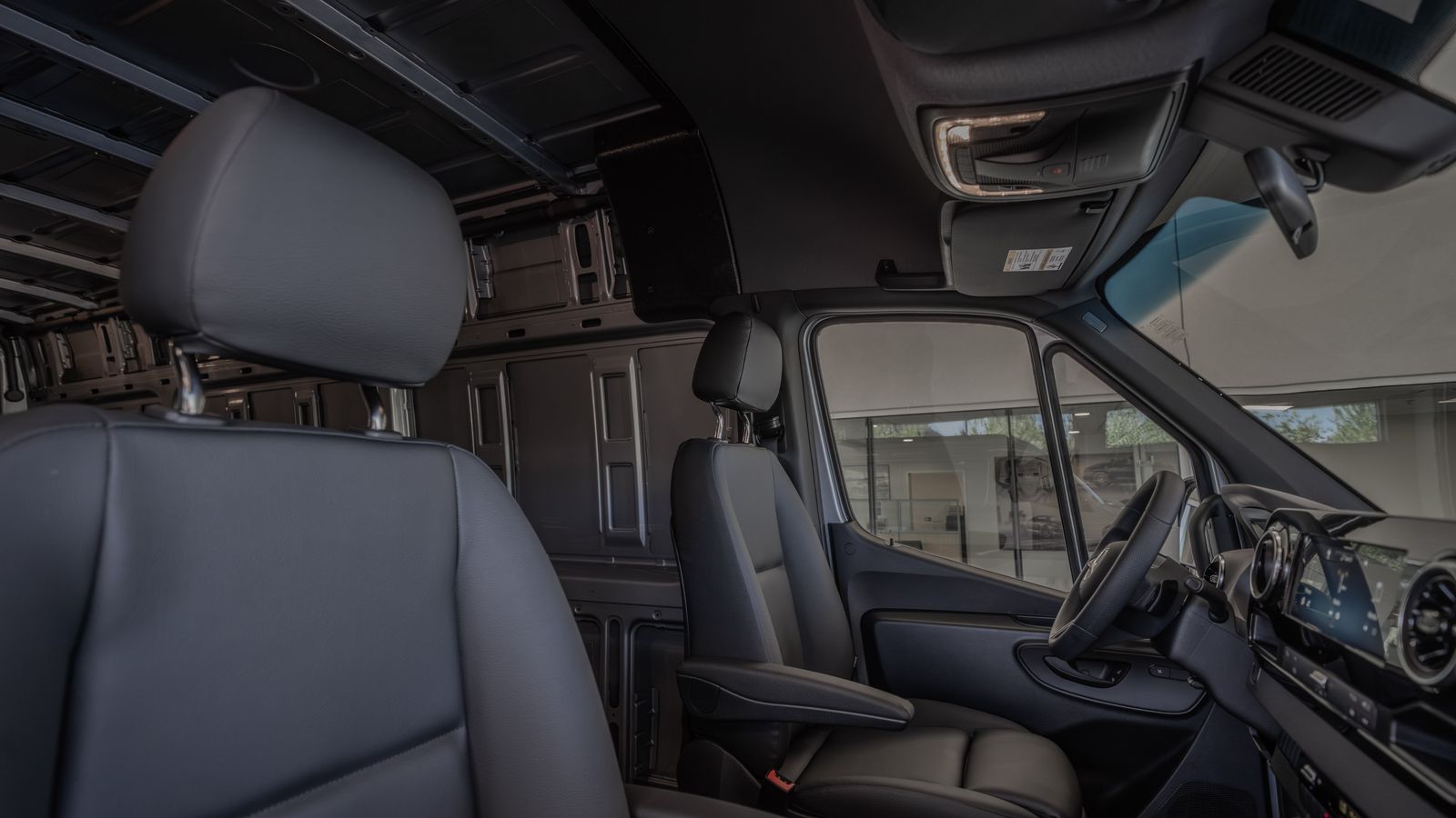 2025 Mercedes-Benz Sprinter 2500 Cargo 170 WB — foto completa 32 de 36