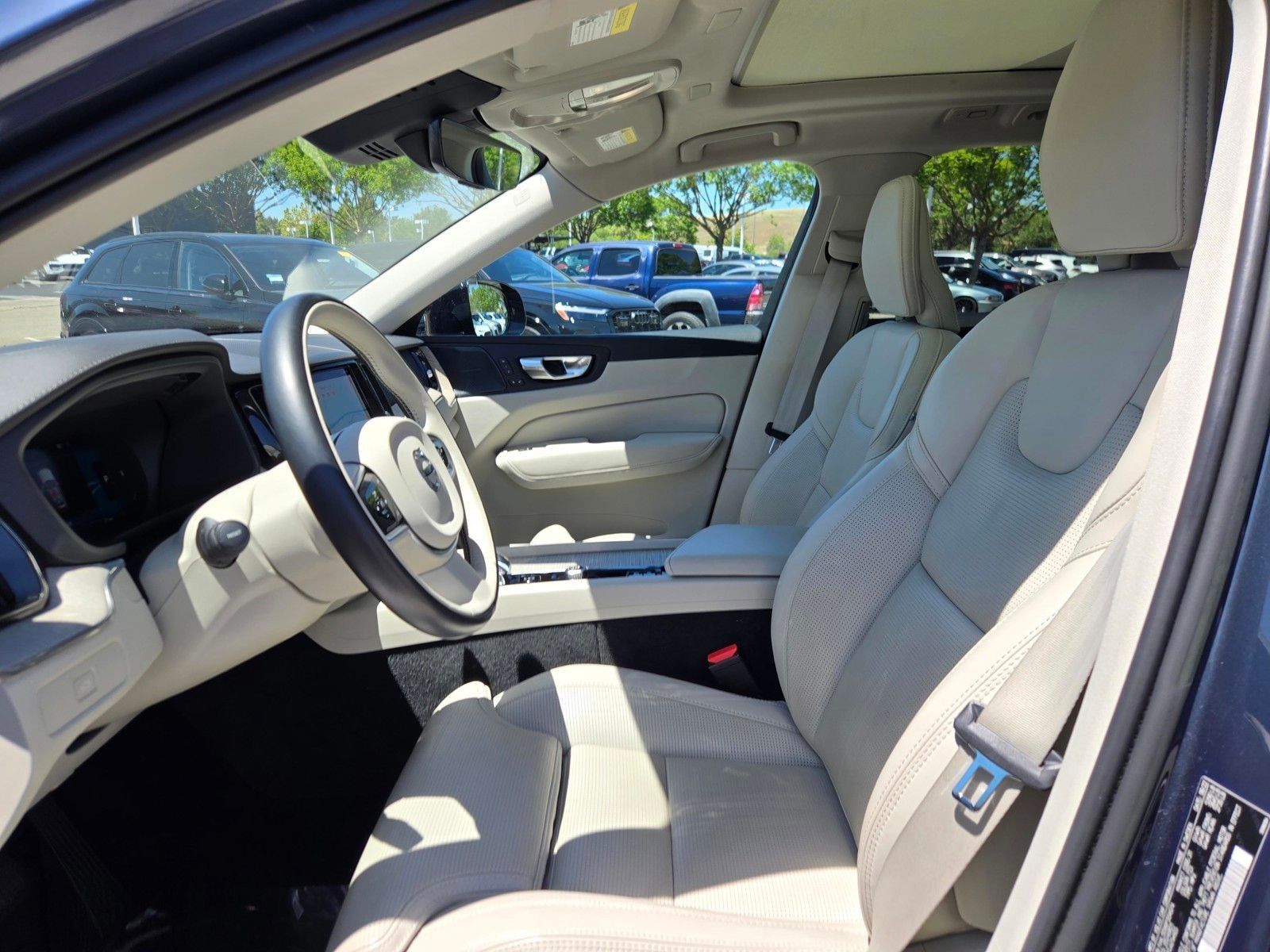 2023 Volvo XC60 B5 Ultimate Dark Theme — foto completa 26 de 45