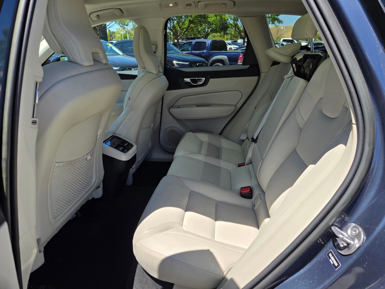 2023 Volvo XC60 B5 Ultimate Dark Theme — foto completa 10 de 45