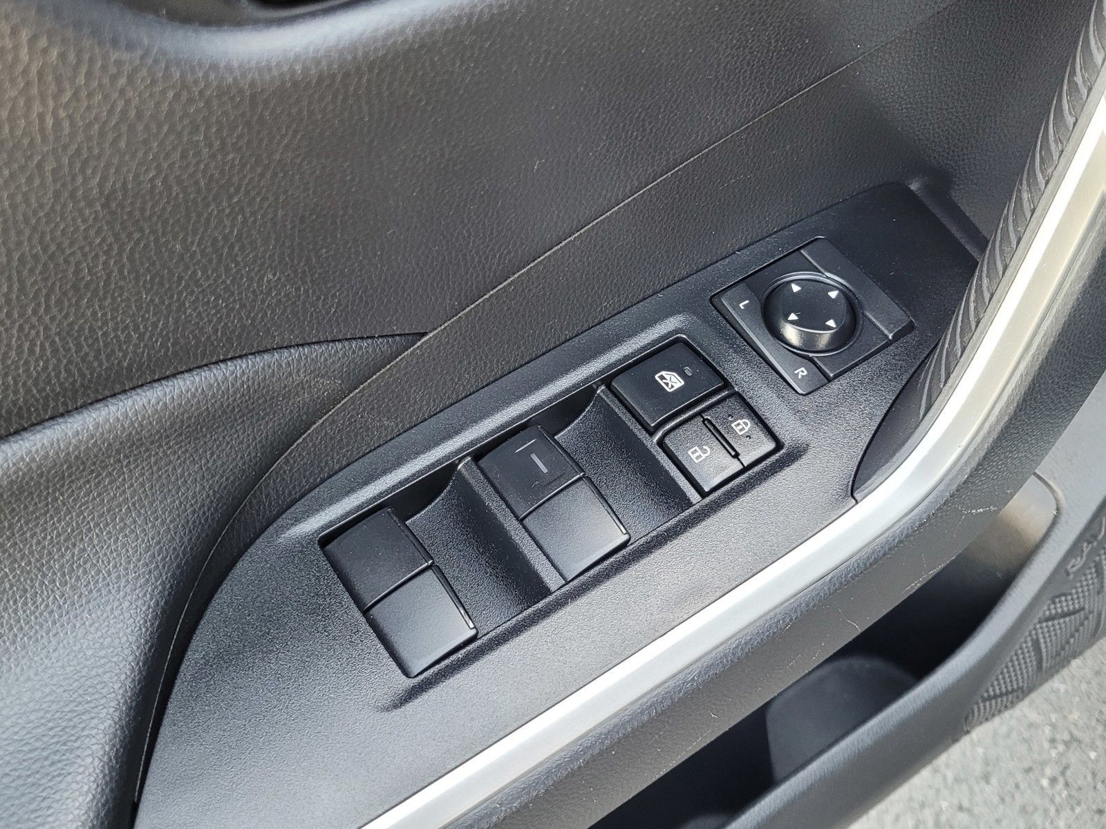 2023 Toyota RAV4 Hybrid LE — foto completa 18 de 45