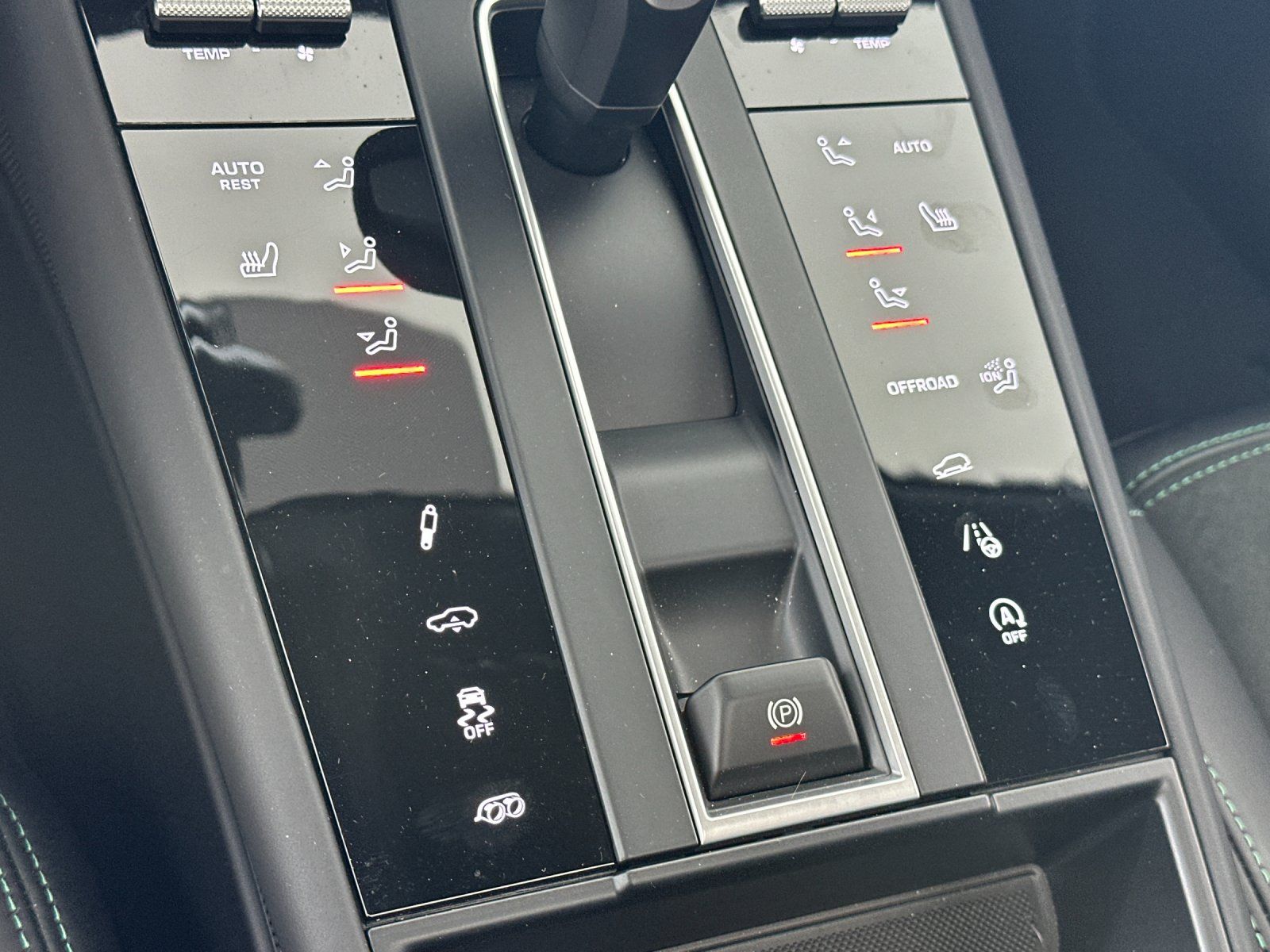 2026 Porsche Macan GTS — full photo 20 of 27