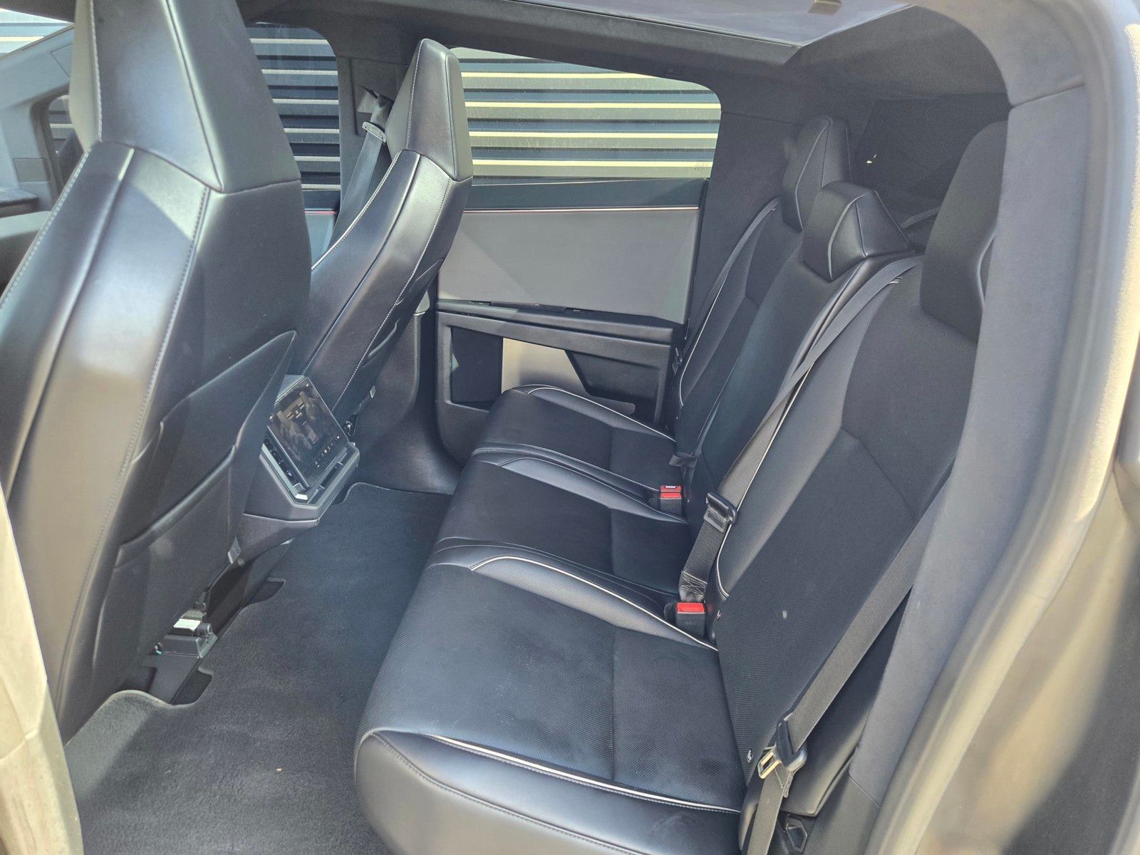 2024 Tesla Cybertruck Cyberbeast — foto completa 10 de 45