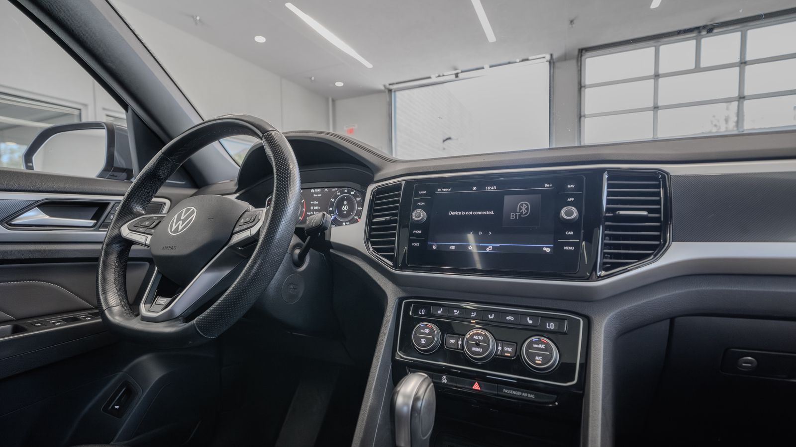 2022 Volkswagen Atlas Cross Sport 3.6L V6 SEL R-Line — foto completa 19 de 34
