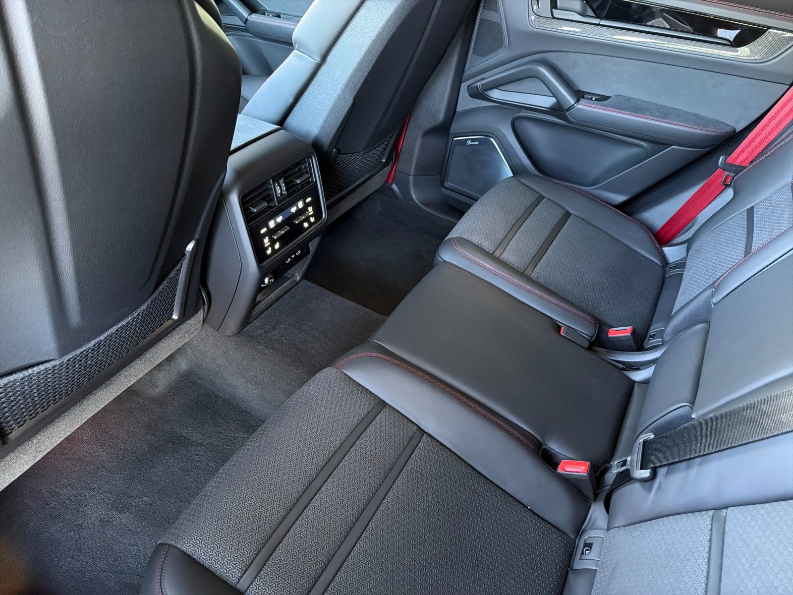 2026 Porsche Cayenne GTS — full photo 13 of 26