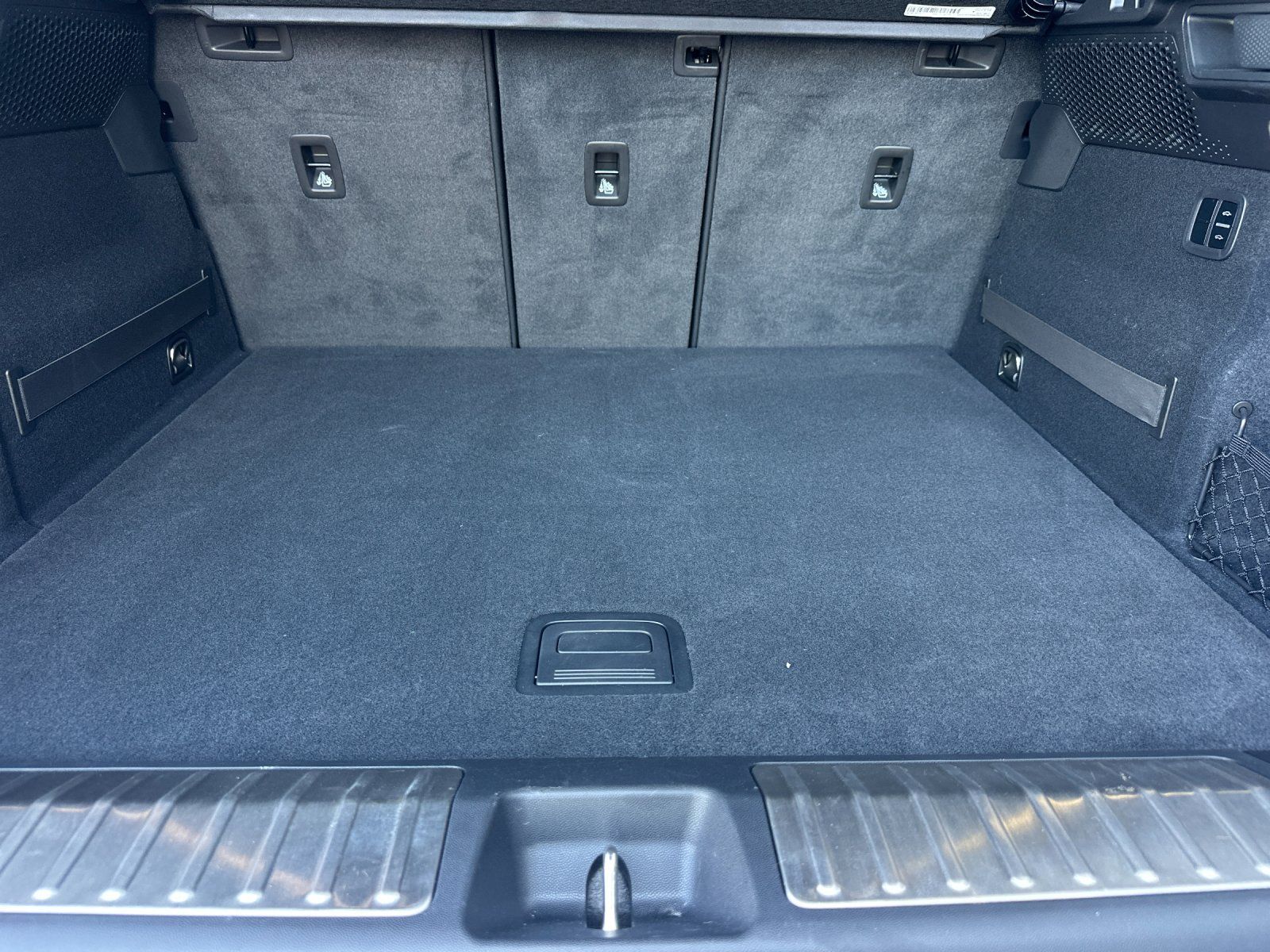 2025 Porsche Macan Electric Base — full photo 15 of 29