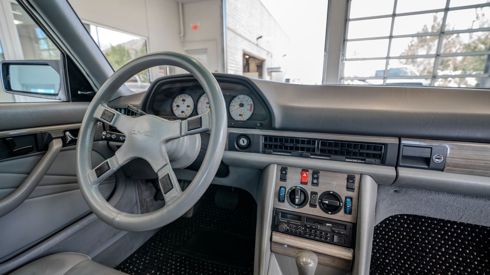 1984 Mercedes 500 SEL — foto completa 19 de 46