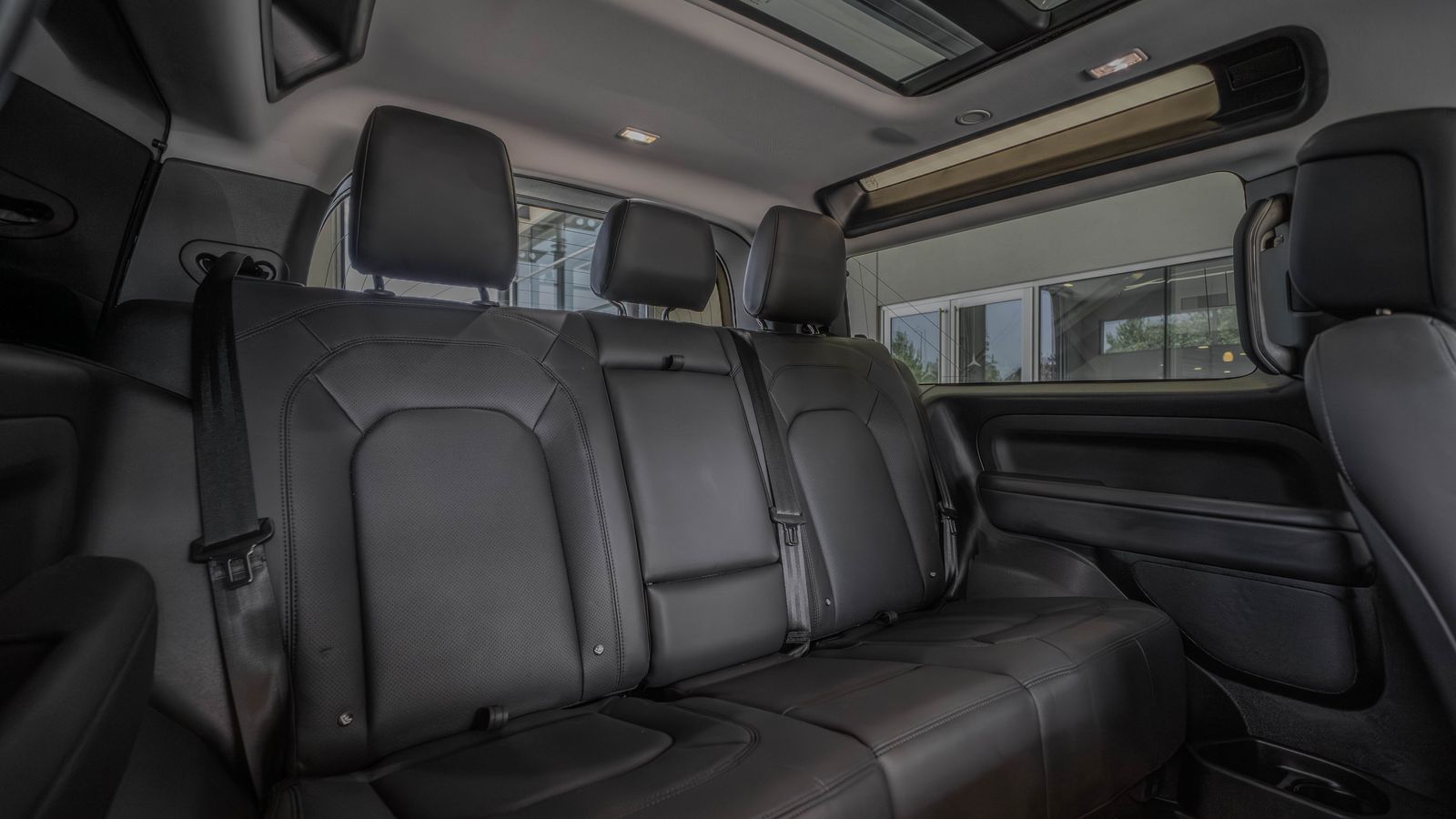 2025 Land Rover Defender 90 S — foto completa 25 de 33