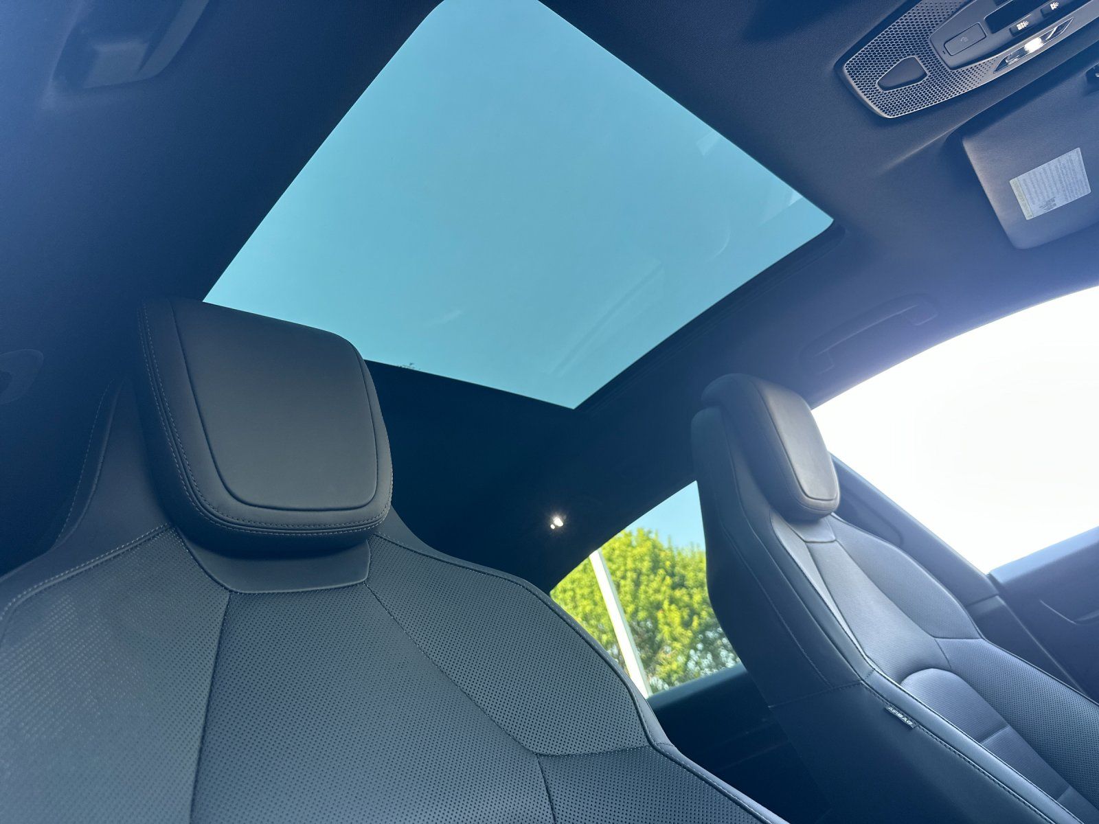 2025 Porsche Macan Electric Base — full photo 17 of 29