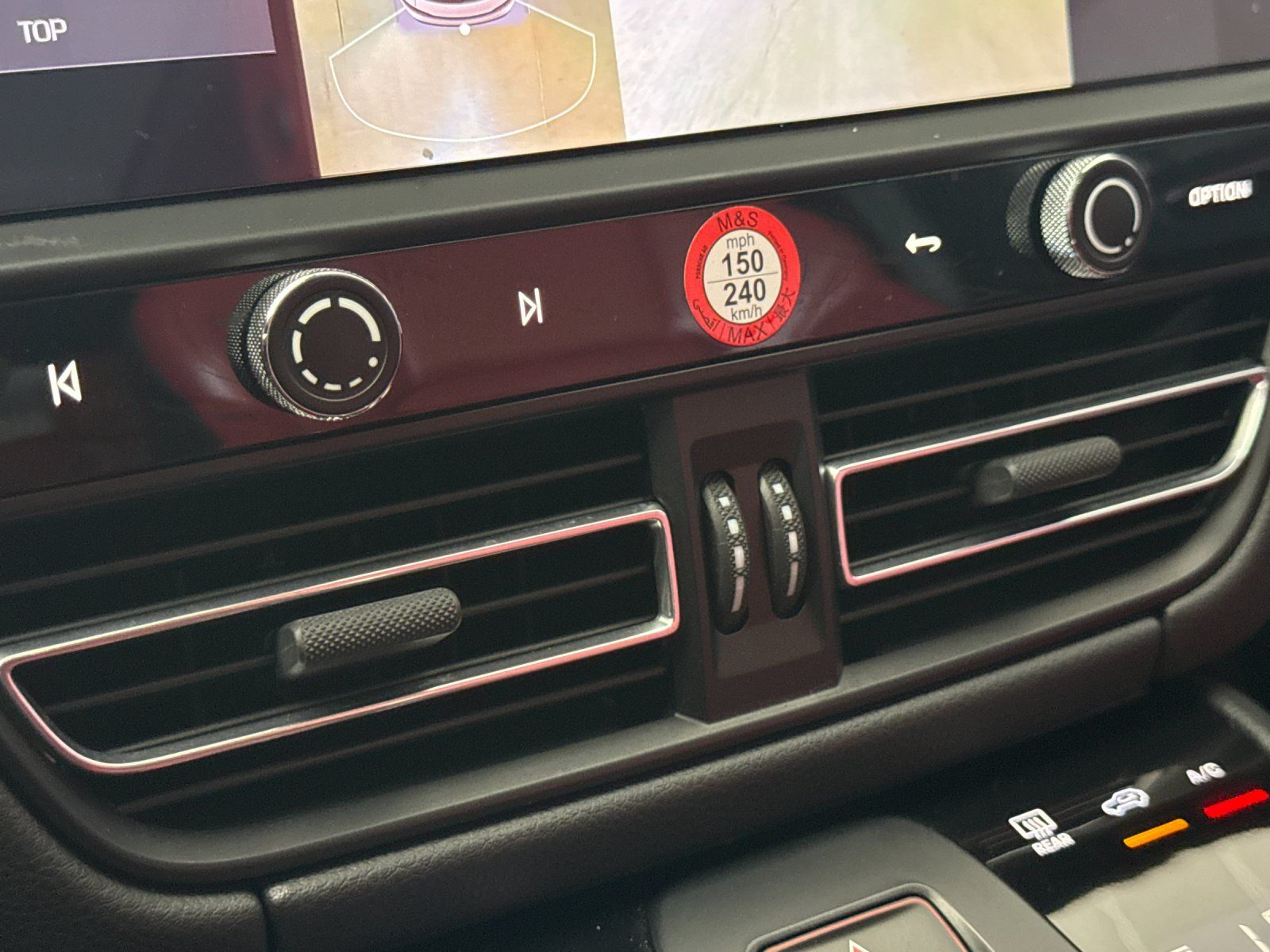 2023 Porsche Macan T — full photo 21 of 28