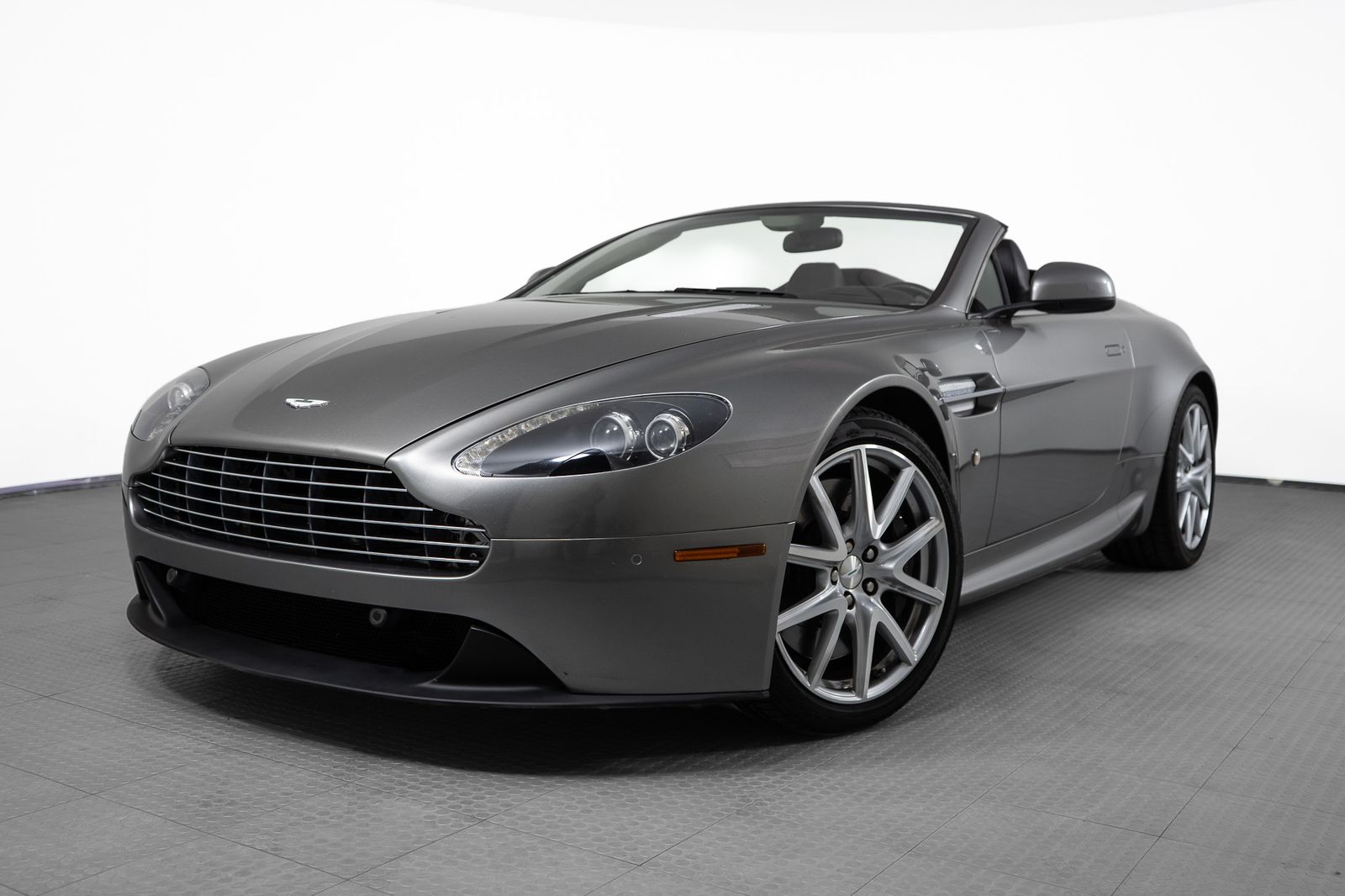 2012 Aston Martin V8 Vantage — full photo 1 of 50