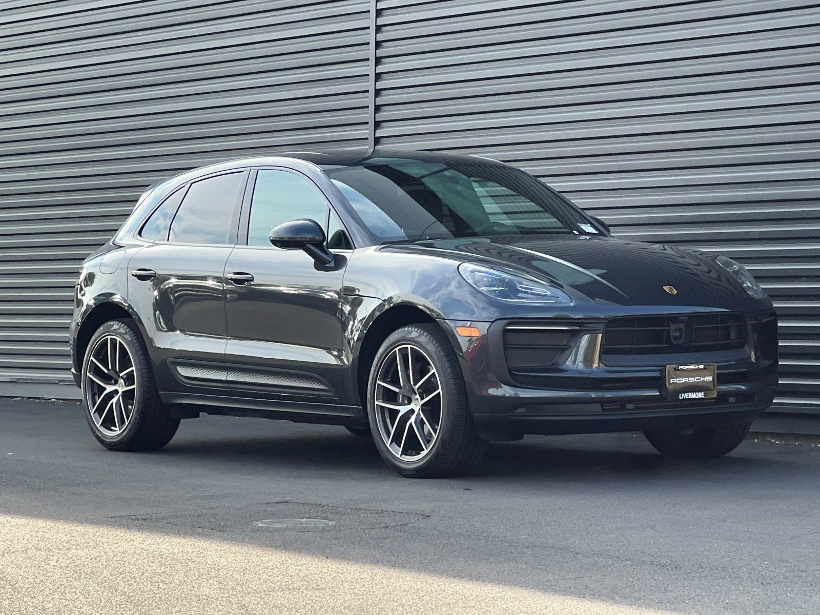 2025 Porsche Macan Base — full photo 10 of 28