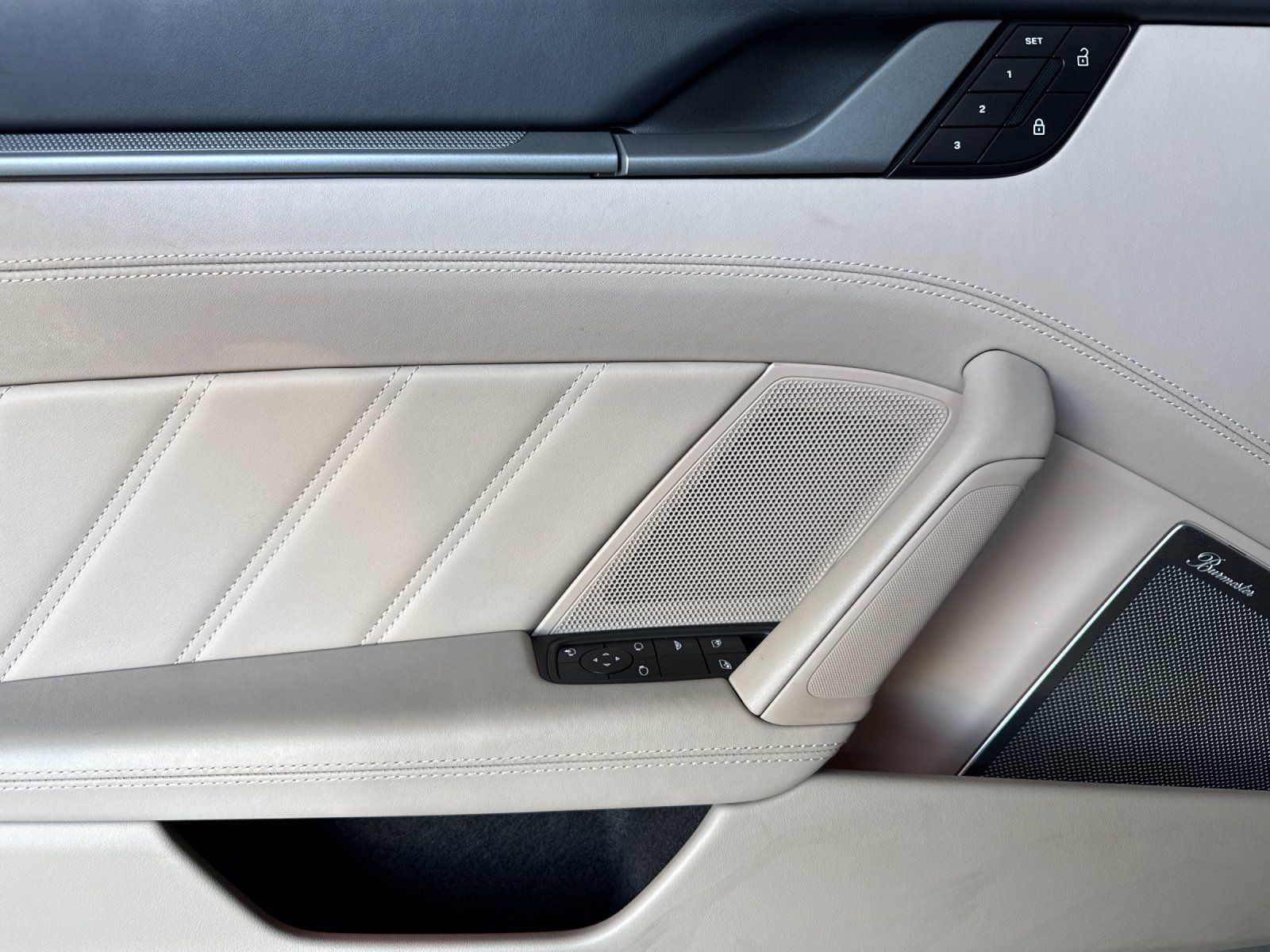 2025 Porsche 911 Carrera S — full photo 11 of 29