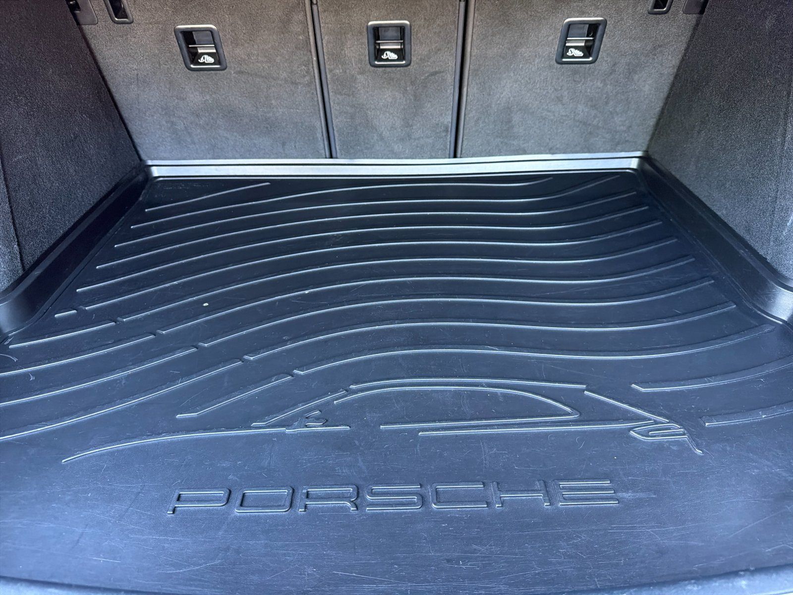 2024 Porsche Macan S — full photo 15 of 27