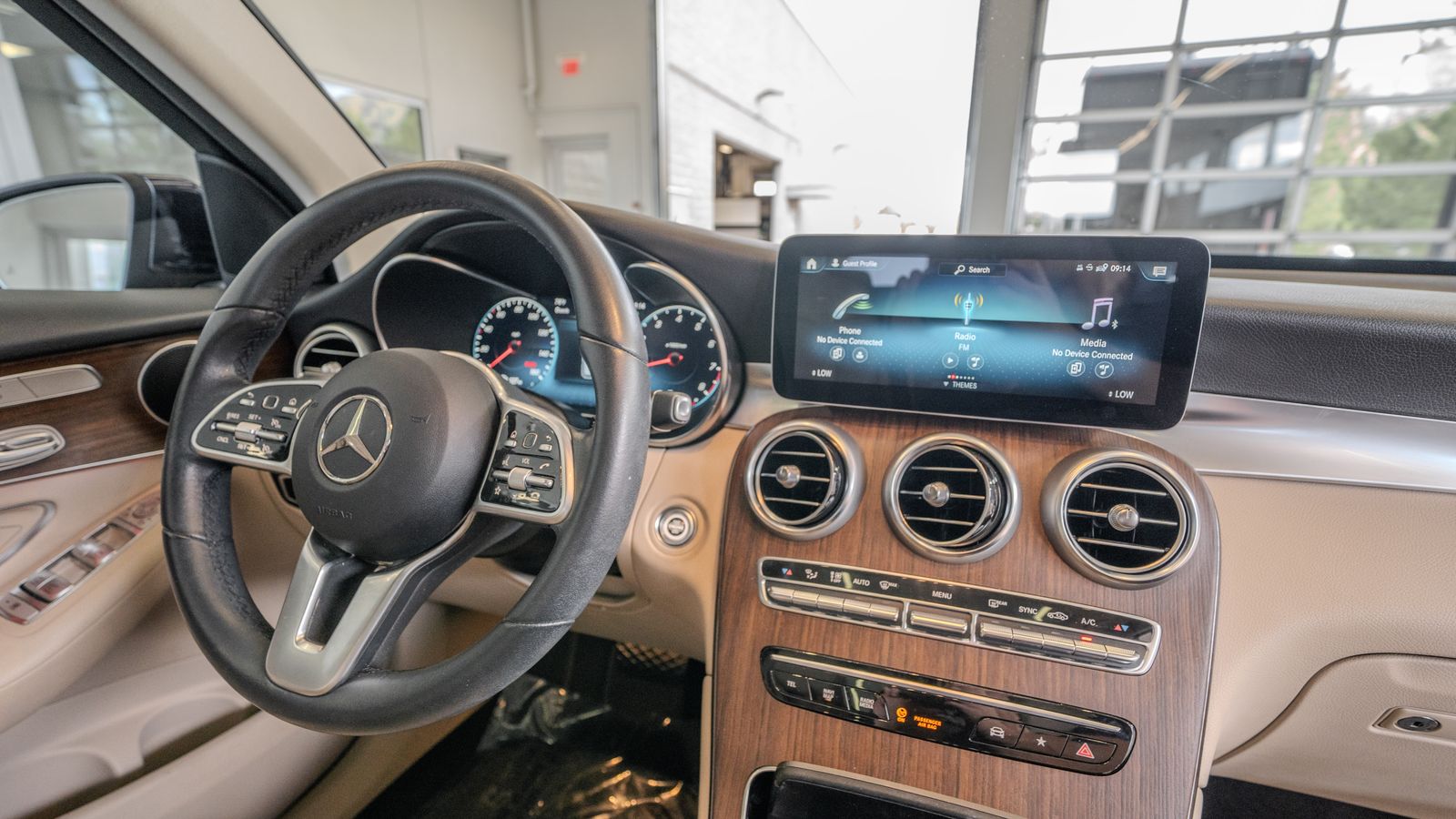2022 Mercedes-Benz GLC GLC 300 — full photo 19 of 35