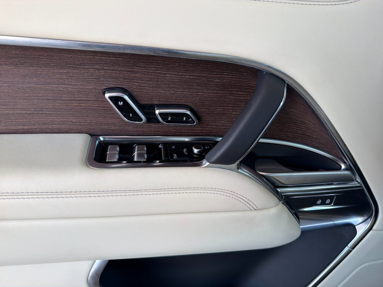2023 Land Rover Range Rover SE — full photo 10 of 28