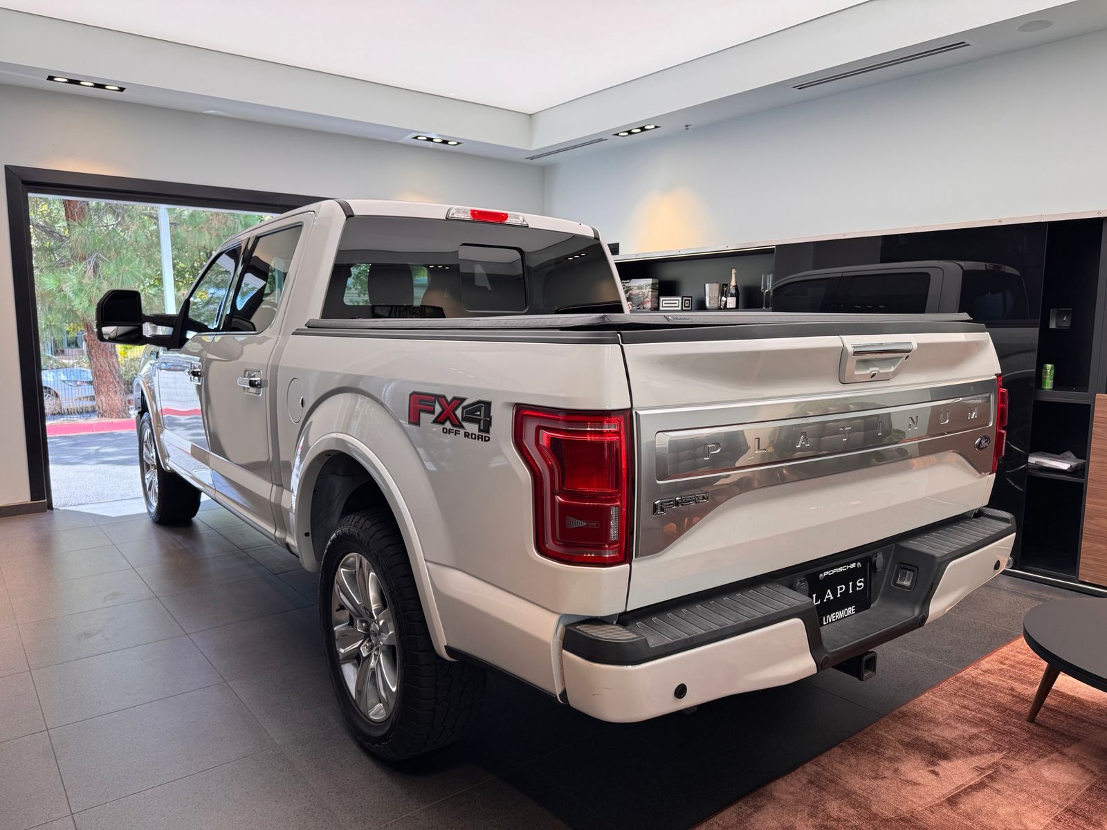 2015 Ford F-150 Platinum — foto completa 6 de 10