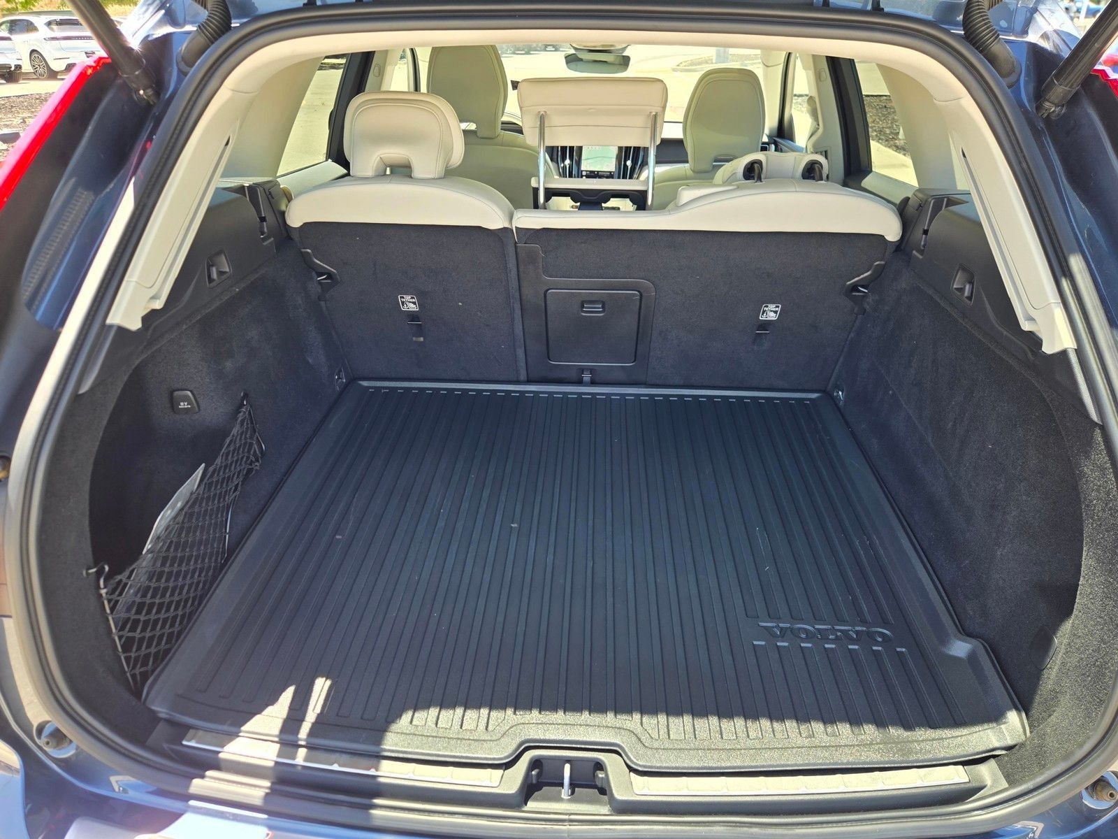 2023 Volvo XC60 B5 Ultimate Dark Theme — foto completa 27 de 45