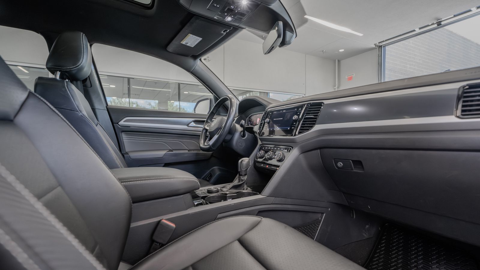 2022 Volkswagen Atlas Cross Sport 3.6L V6 SEL R-Line — foto completa 17 de 34