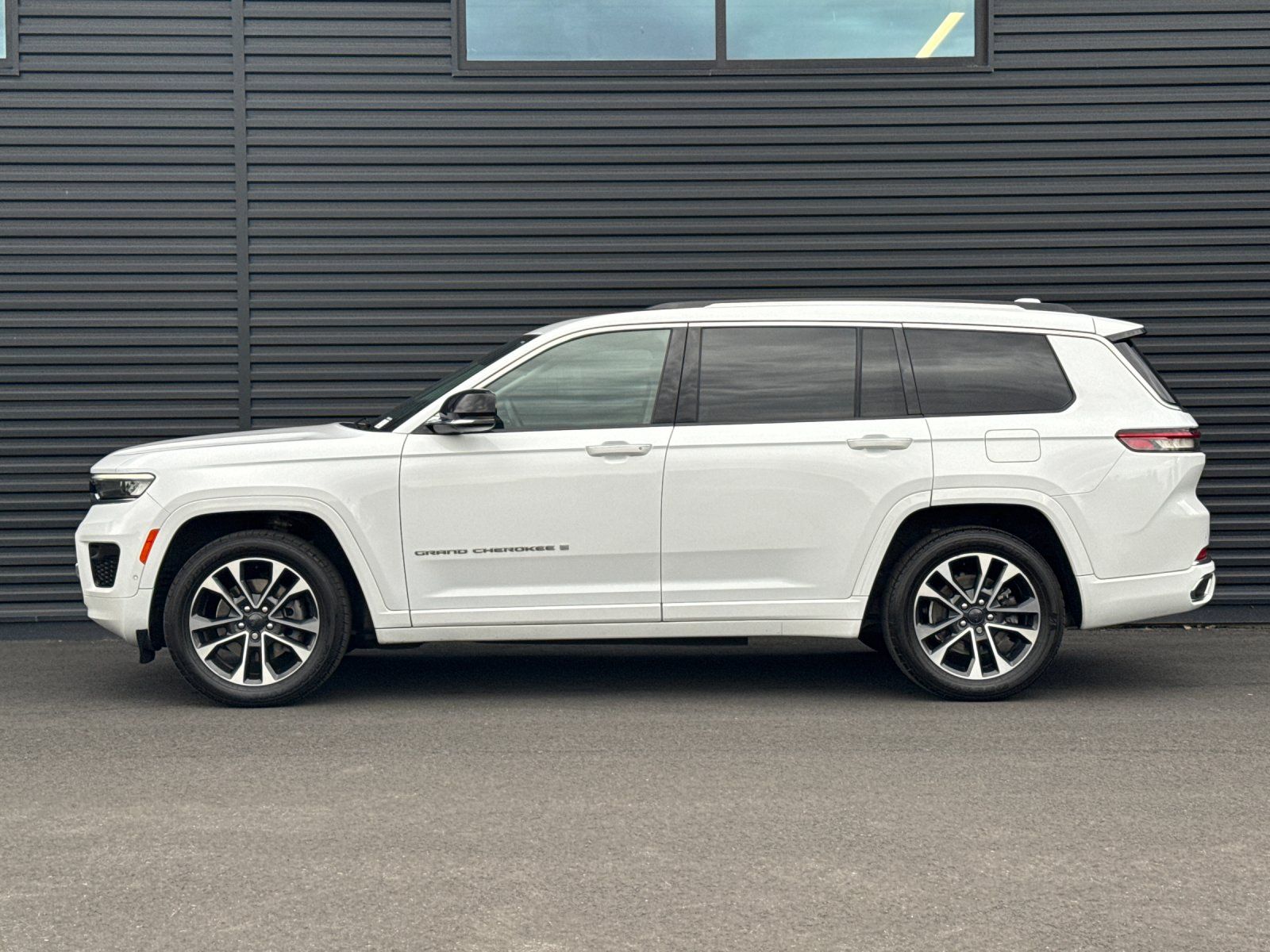 2021 Jeep Grand Cherokee L Overland — full photo 2 of 30