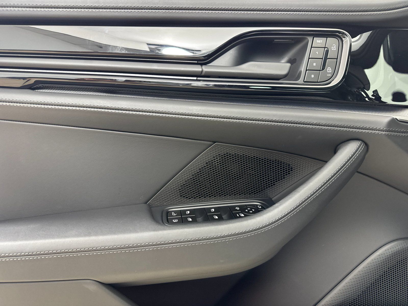 2026 Porsche Panamera E-Hybrid 4 — full photo 13 of 30
