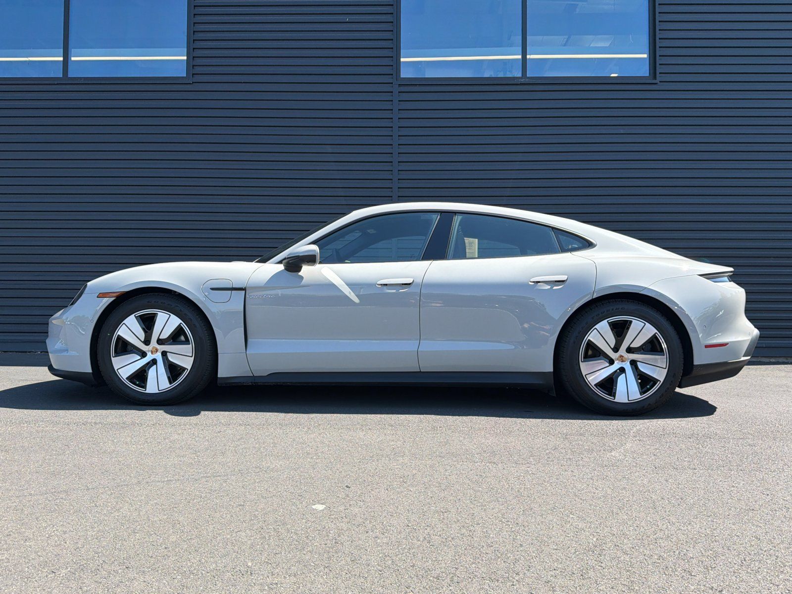 2026 Porsche Taycan Base — foto completa 2 de 28